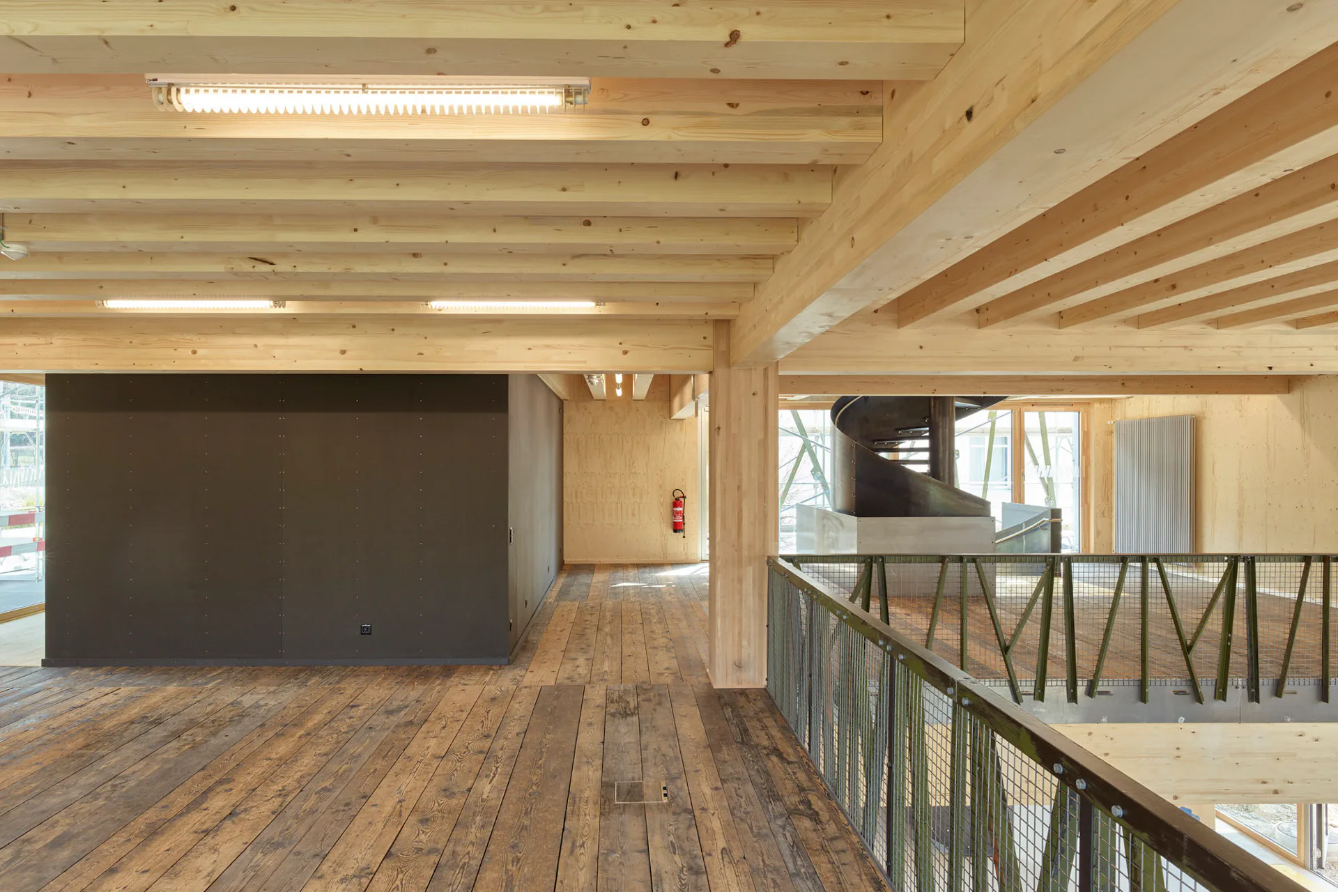 Das dreigeschossige Gebäude ist ein reiner Holzskelettbau.
