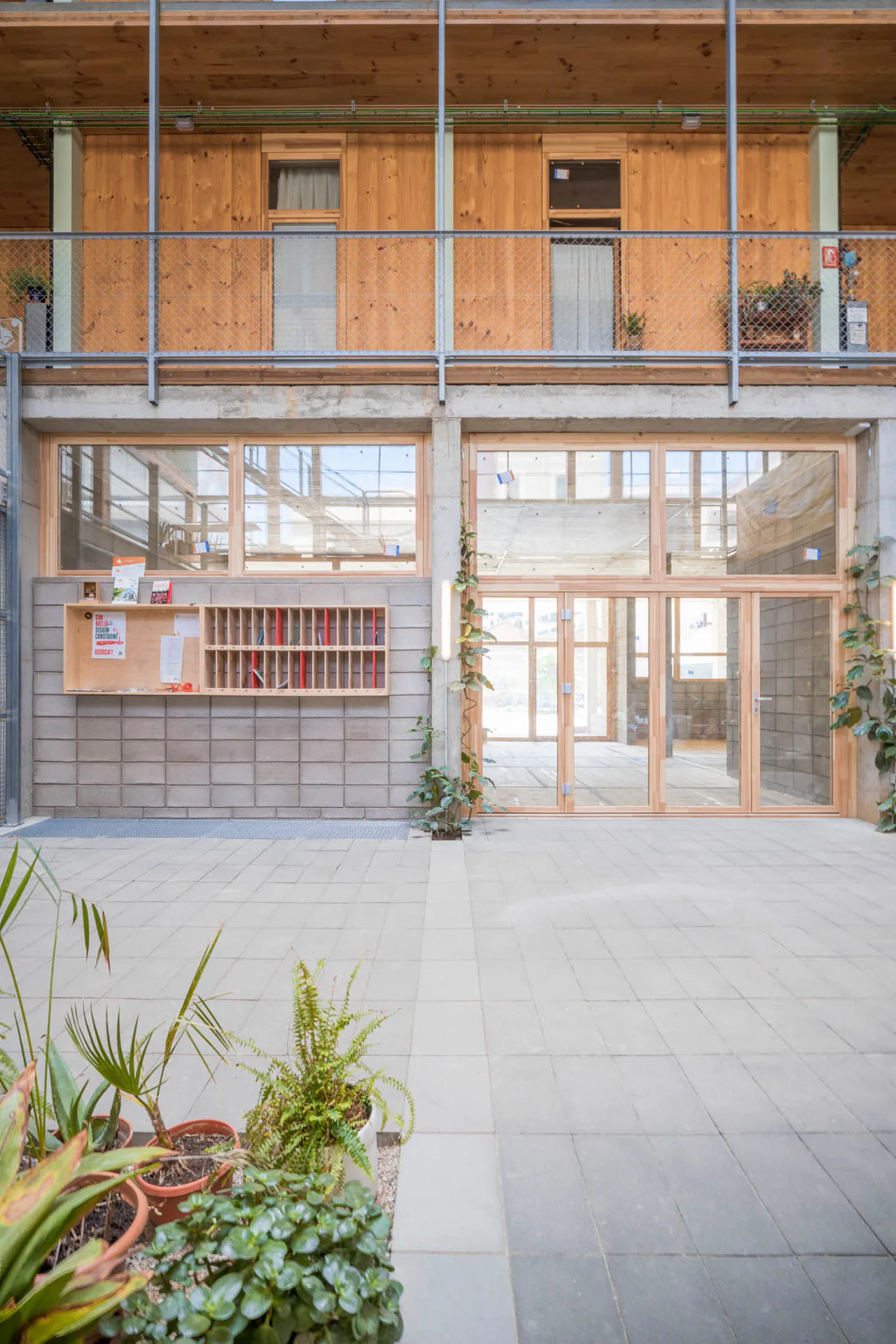 Eingang zu La Borda in Barcelona; Architektur: Lacol