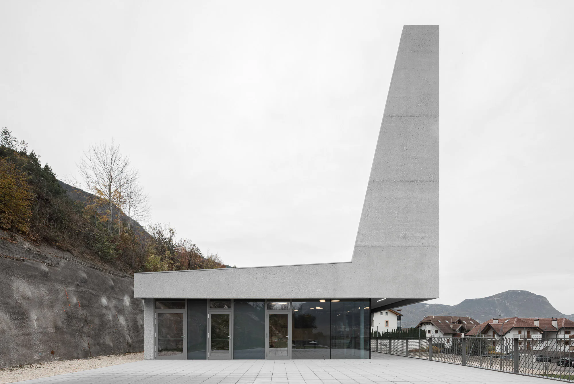 Mit der skulpturalen Gebäudeform greifen die Architekten Motive der umliegenden Berglandschaft auf.