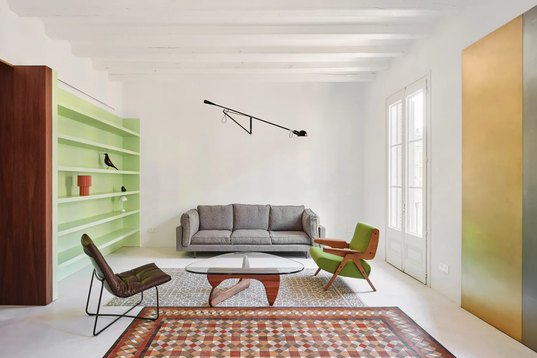 Die Wohnung vereint zeitgenössisches Design und viel Farbe.