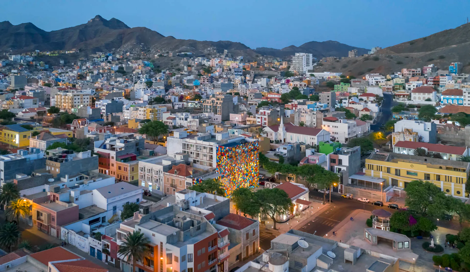 Das Kulturzentrum steht am Nordende der Praça Nova im Stadtzentrum von Mindelo.