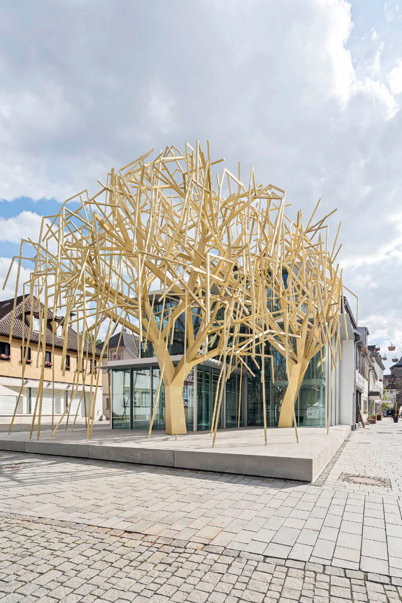 Das neue Gebäude für das Archiv der Zukunft mit Baumskulptur in der Ortsmitte Lichtenfels.