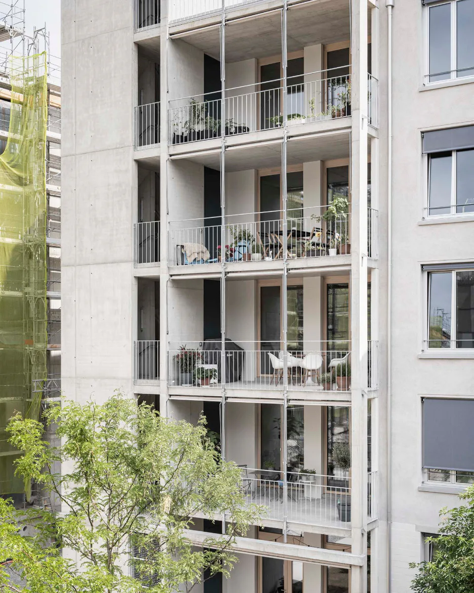 Die Betonskulptur verbindet alle Wohnungen und Balkone mit dem Garten und der Dachterrasse.