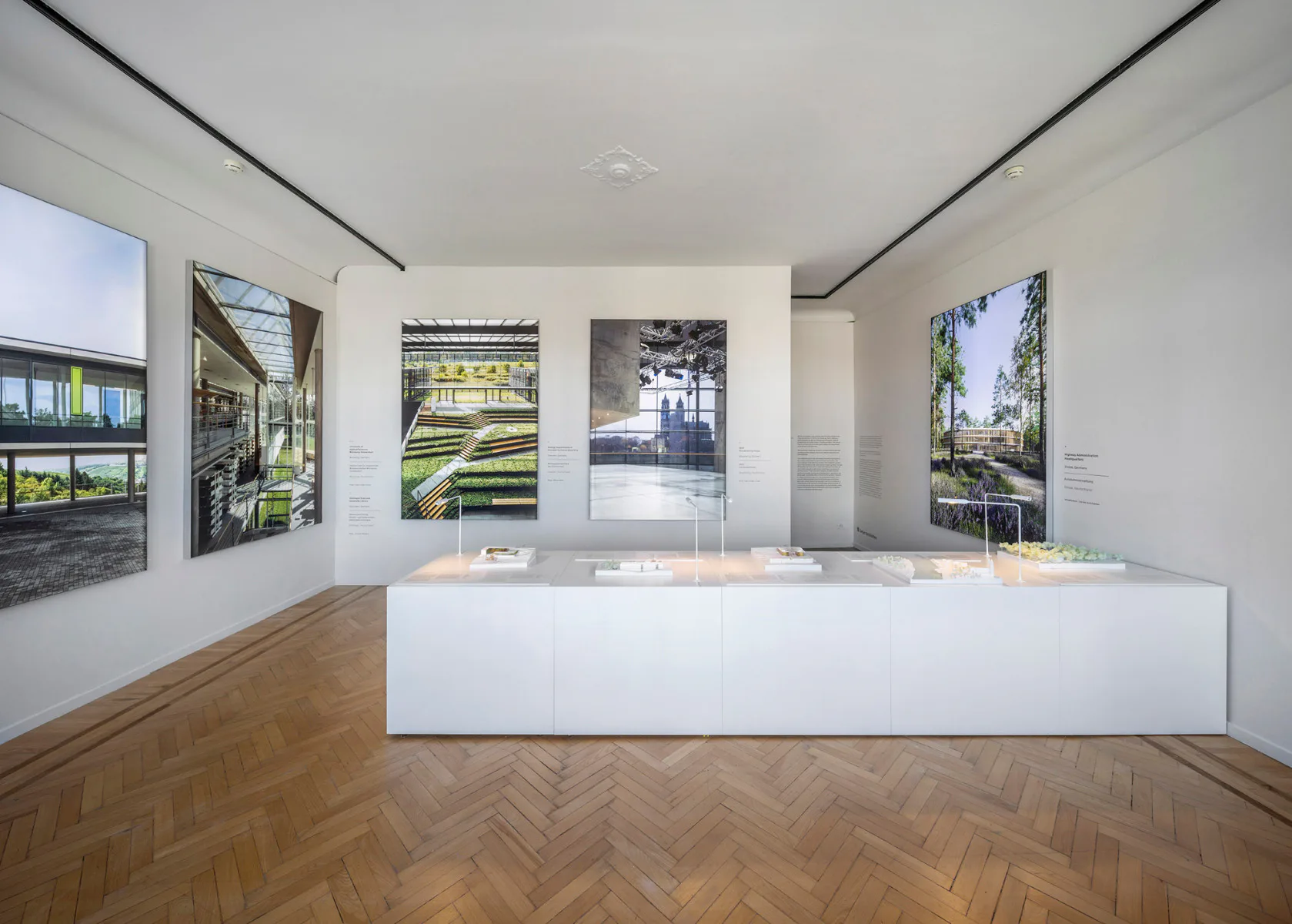 Die Ausstellung zeigt Architekturmodelle und Fotografien.
