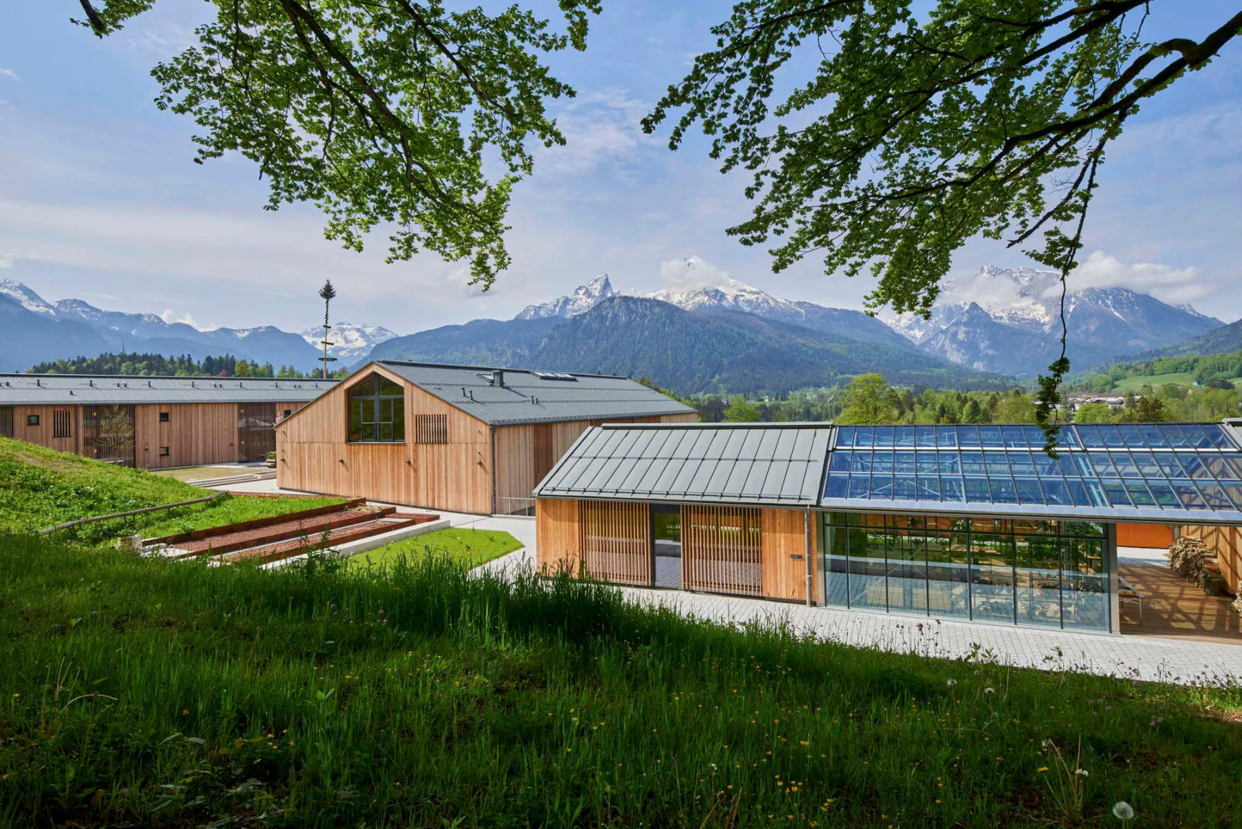 Der Kulturhof Stanggass umfasst ein Gasthaus mit Biergarten, Festsaal, Yogastudio, Atelier und Gewächshaus.