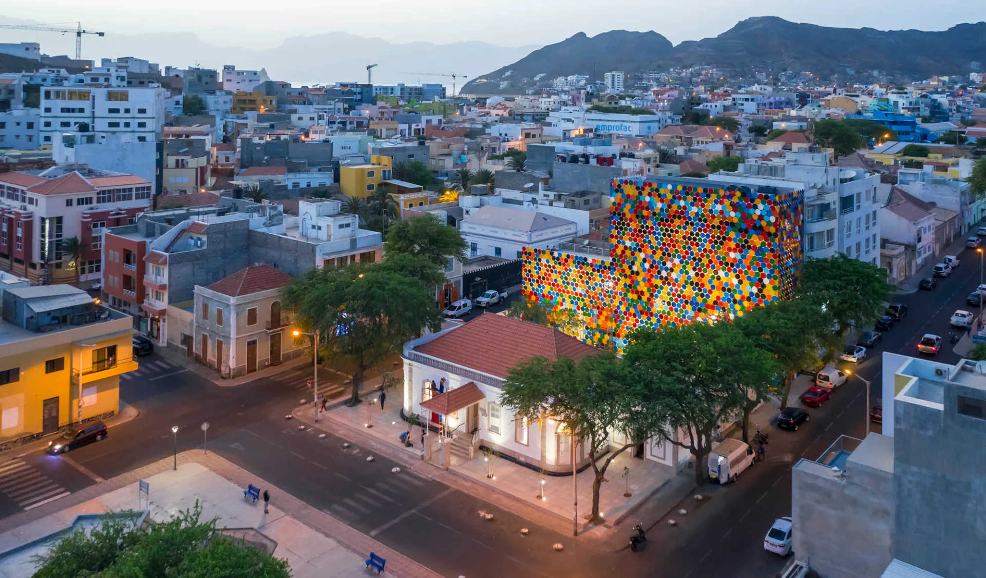 Die neue Fassade des Kulturzentrums besteht aus über 2500 von Hand lackierten Fassdeckeln.