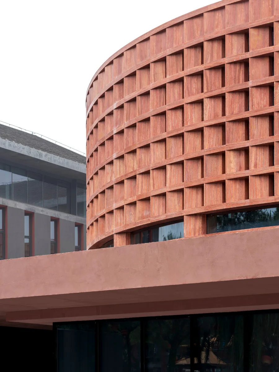 Eingang des unterirdischen Qujiang-Kunstmuseums aus rotem Travertin