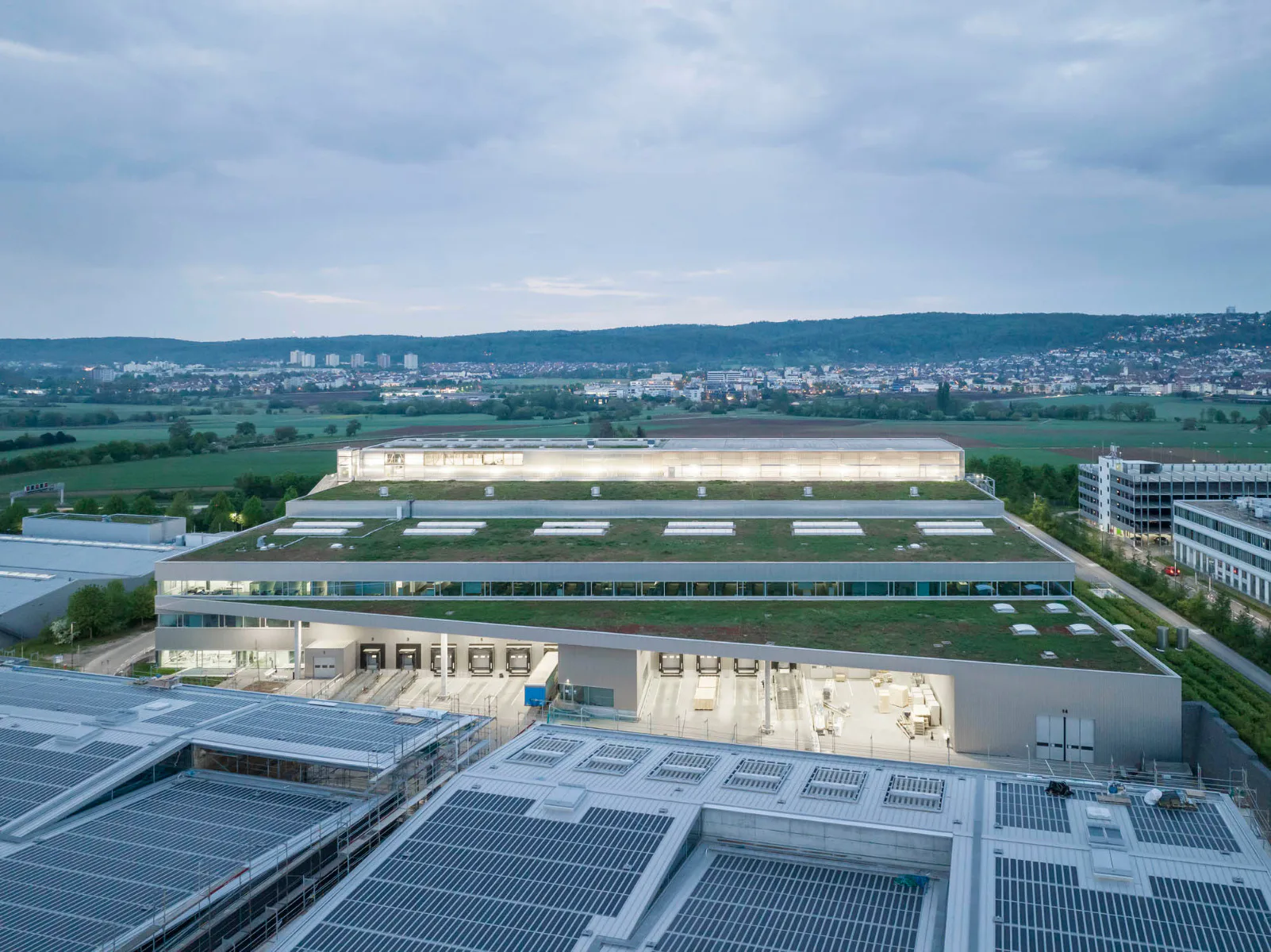 Der übrige Platz auf dem Logistikzentrum wird durch intensive Begrünung zu einem Dachgarten.