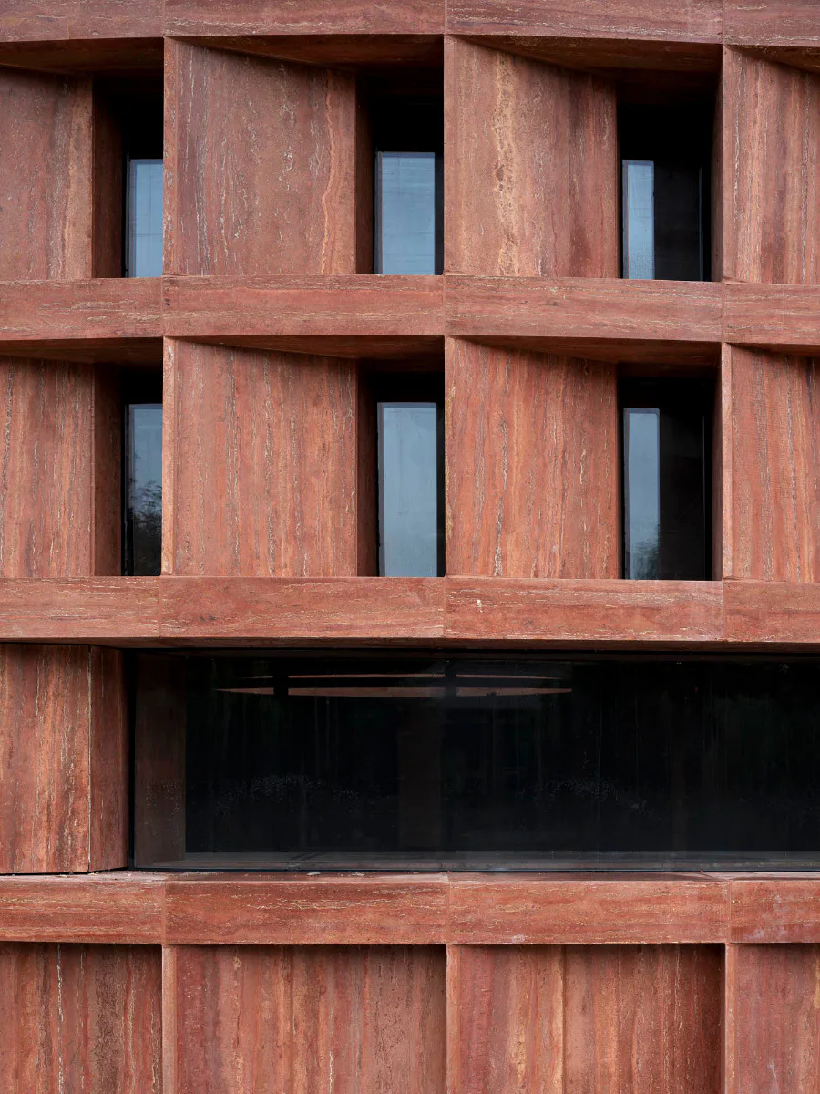 Detail des Zylinders aus rotem Travertin