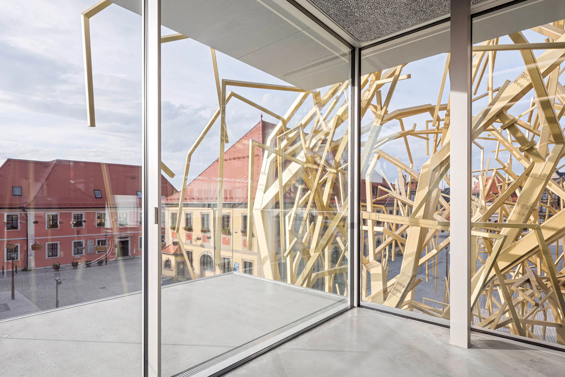 Blick durch die Glasfassade auf den Marktplatz von Lichtenfels.