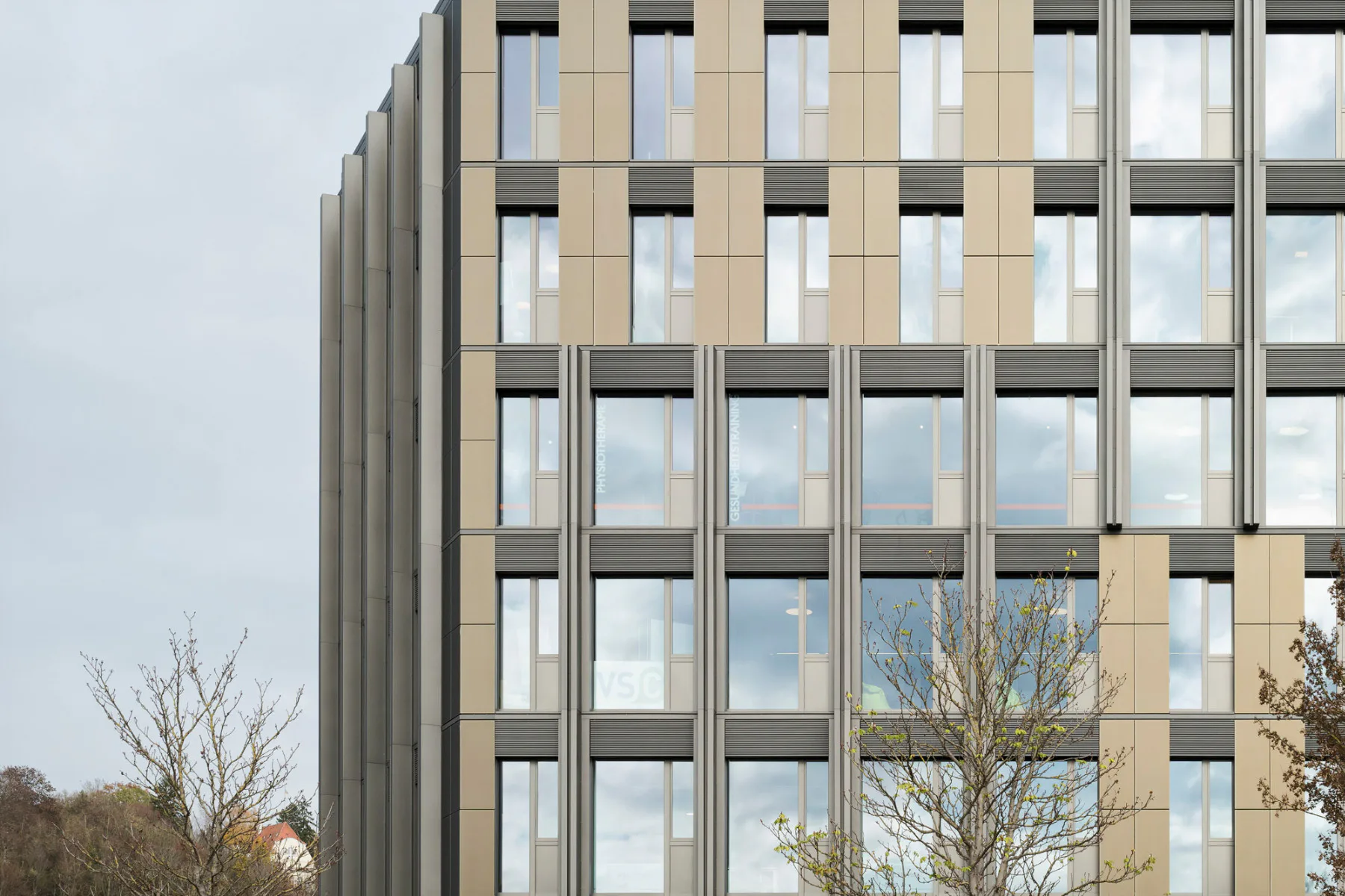 An der Fassade wechseln sich raumhohe Verglasung mit pulverbeschichteten Aluminiumblechen ab.