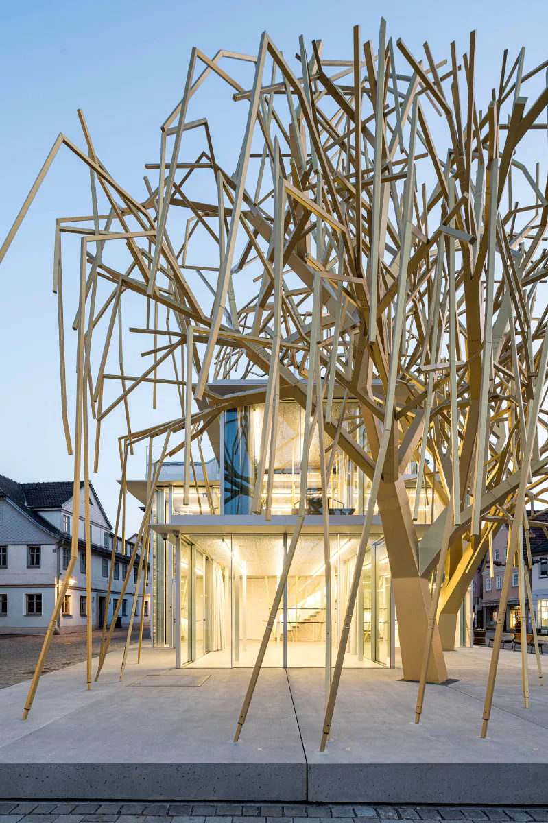 Archiv der Zukunft mit Baumskulptur in der Ortsmitte Lichtenfels