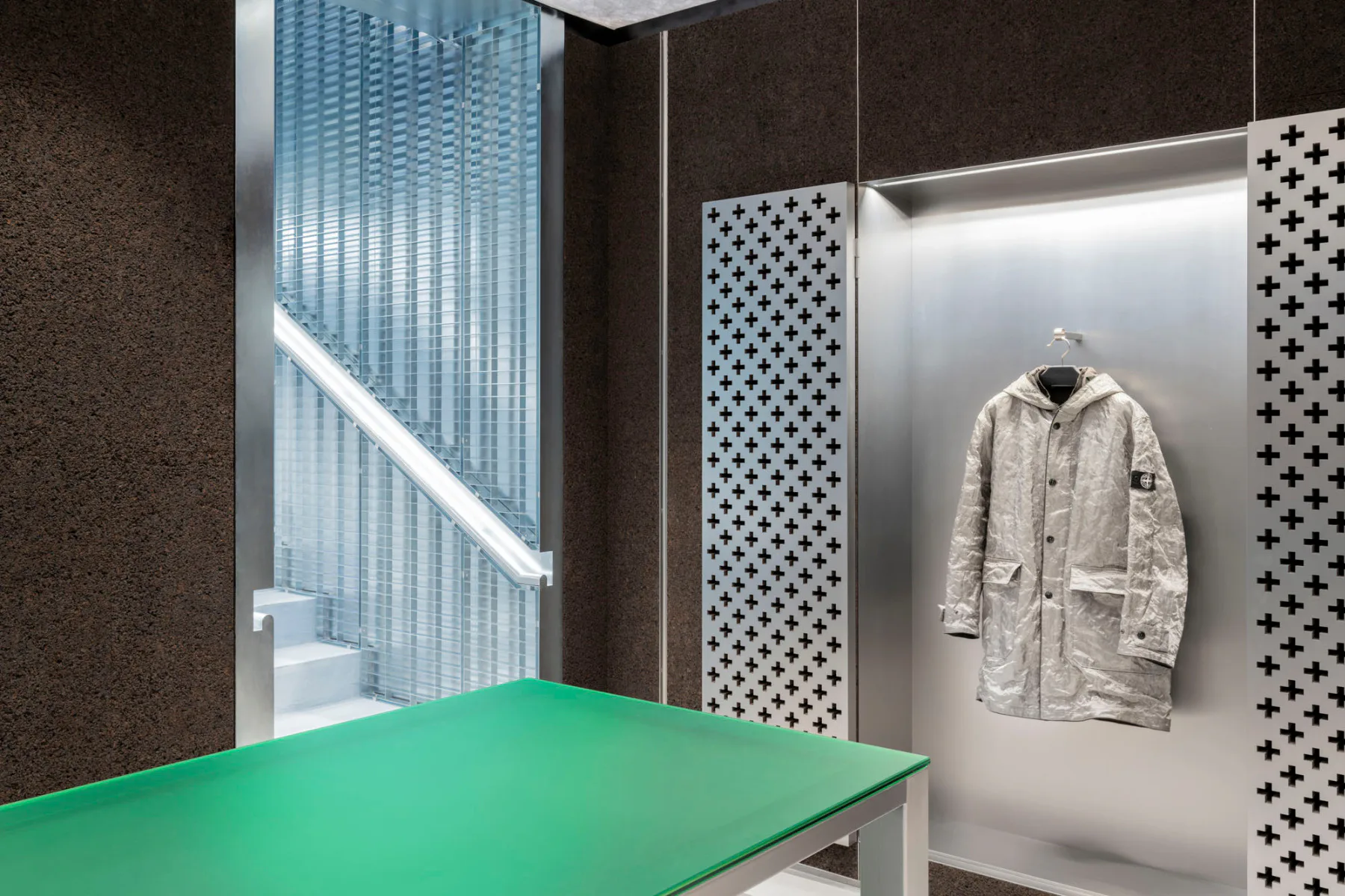 Digitale Displays und Naturmaterialien sind omnipräsent im Ladenkonzept von OMA / AMO für Stone Island in München.