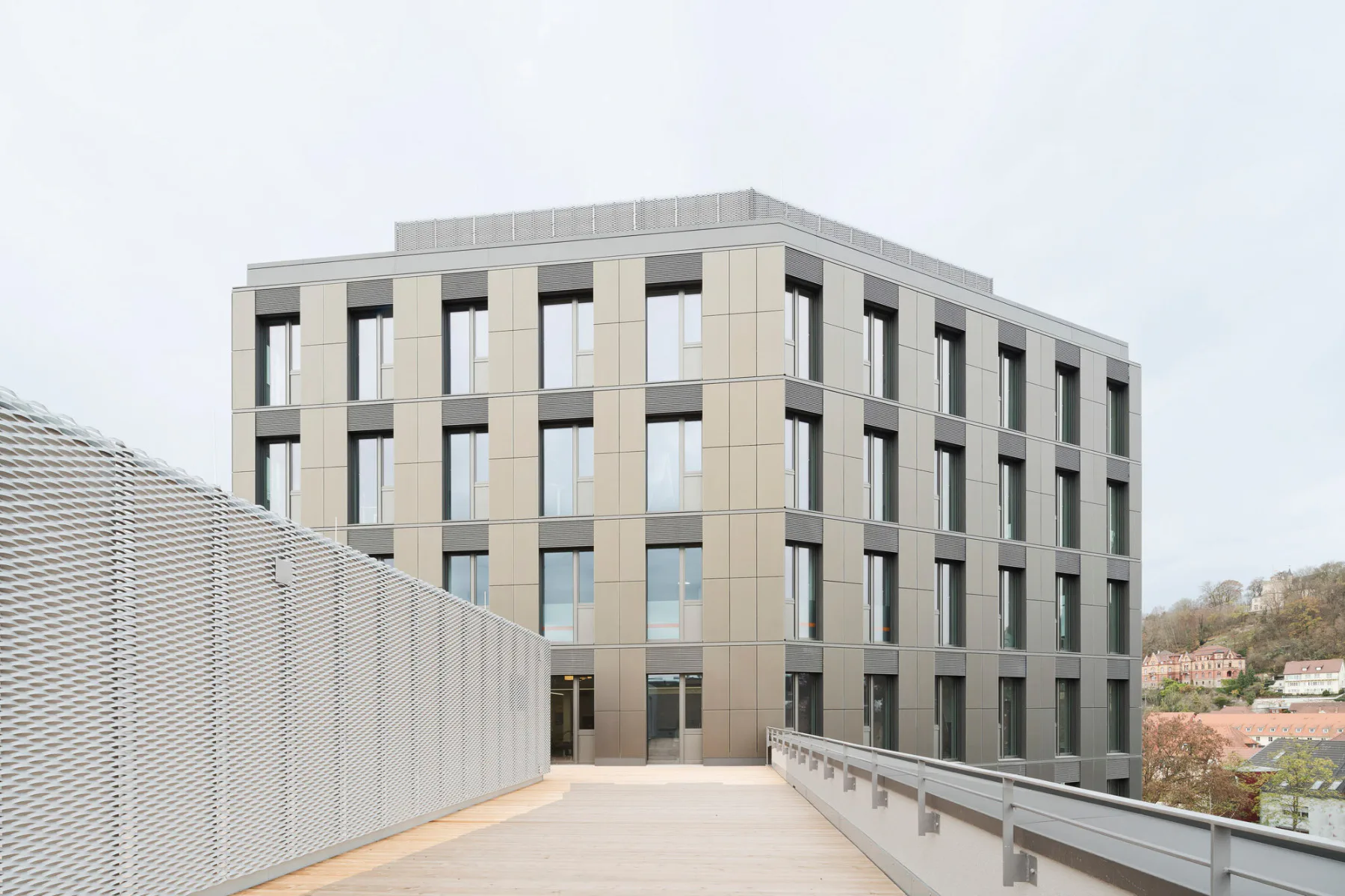 In die Fassadenverkleidung sind insgesamt 634 Solarmodule integriert.