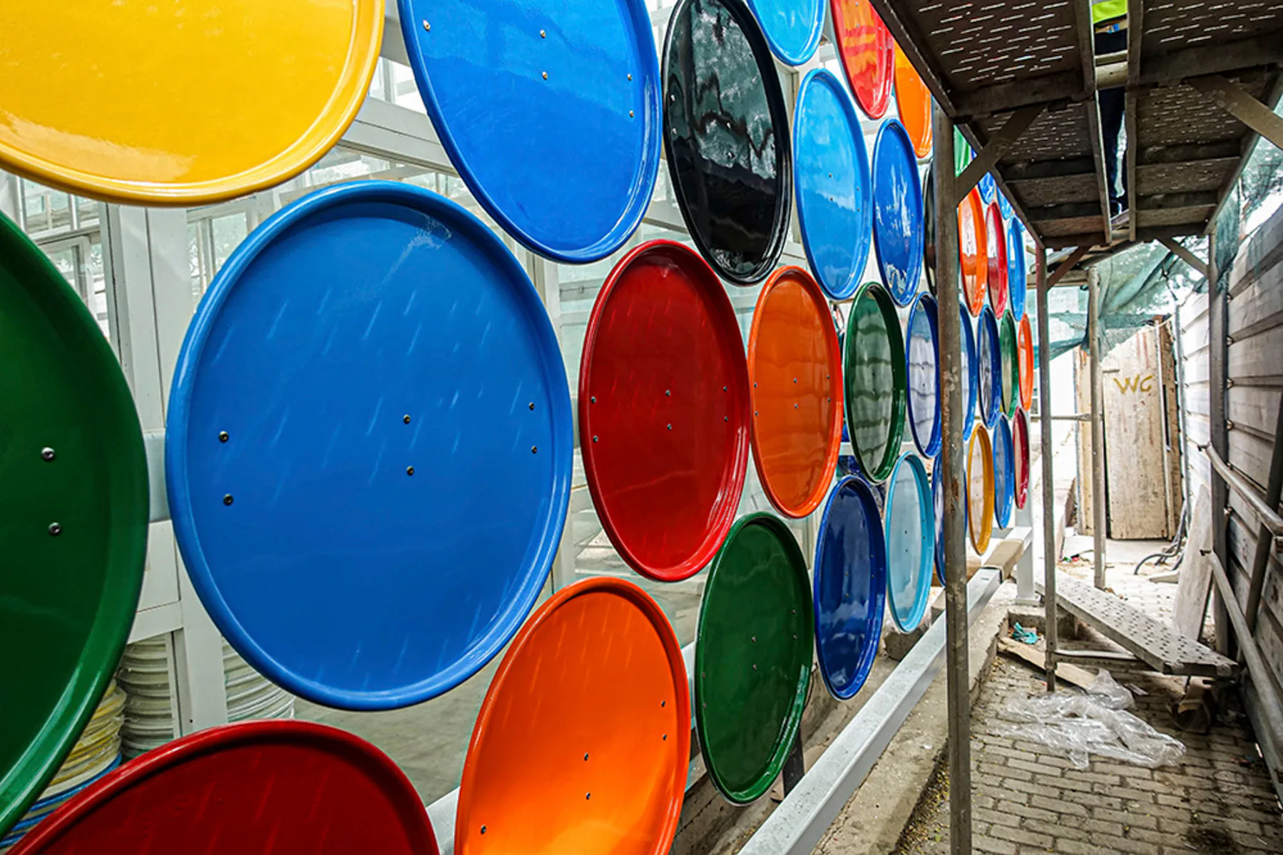 Anbringung der lackierten Fassdeckeln an der Fassade
