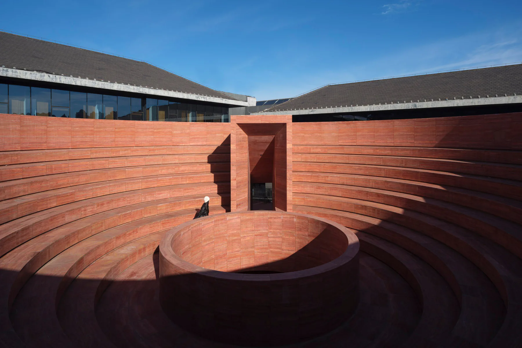 Die Dachterrasse hat die Form eines Amphitheaters.