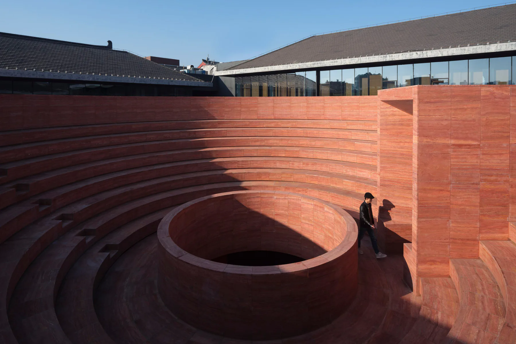 Die Dachterrasse hat die Form eines Amphitheaters.