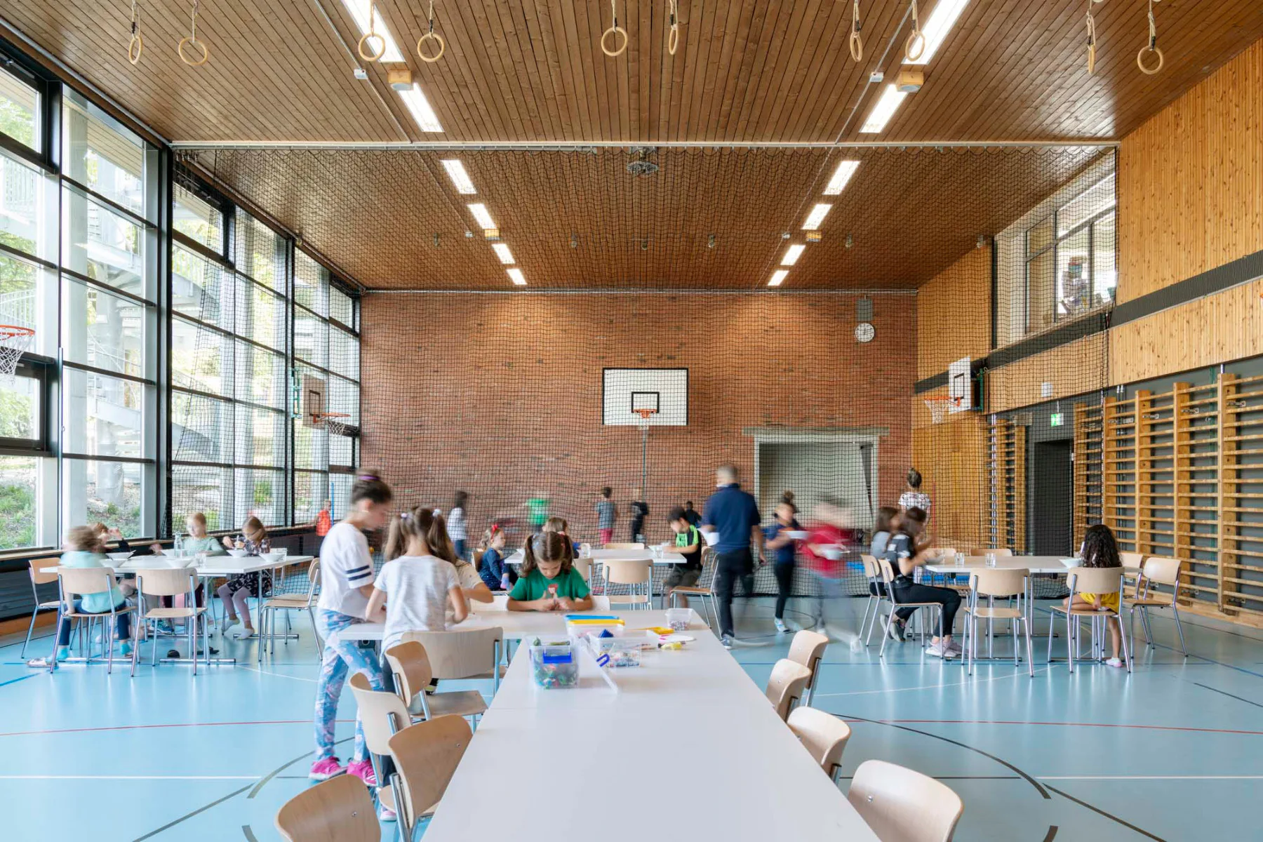 Eine neue Halle dient als multifunktionaler Ess- und Bewegungsraum.