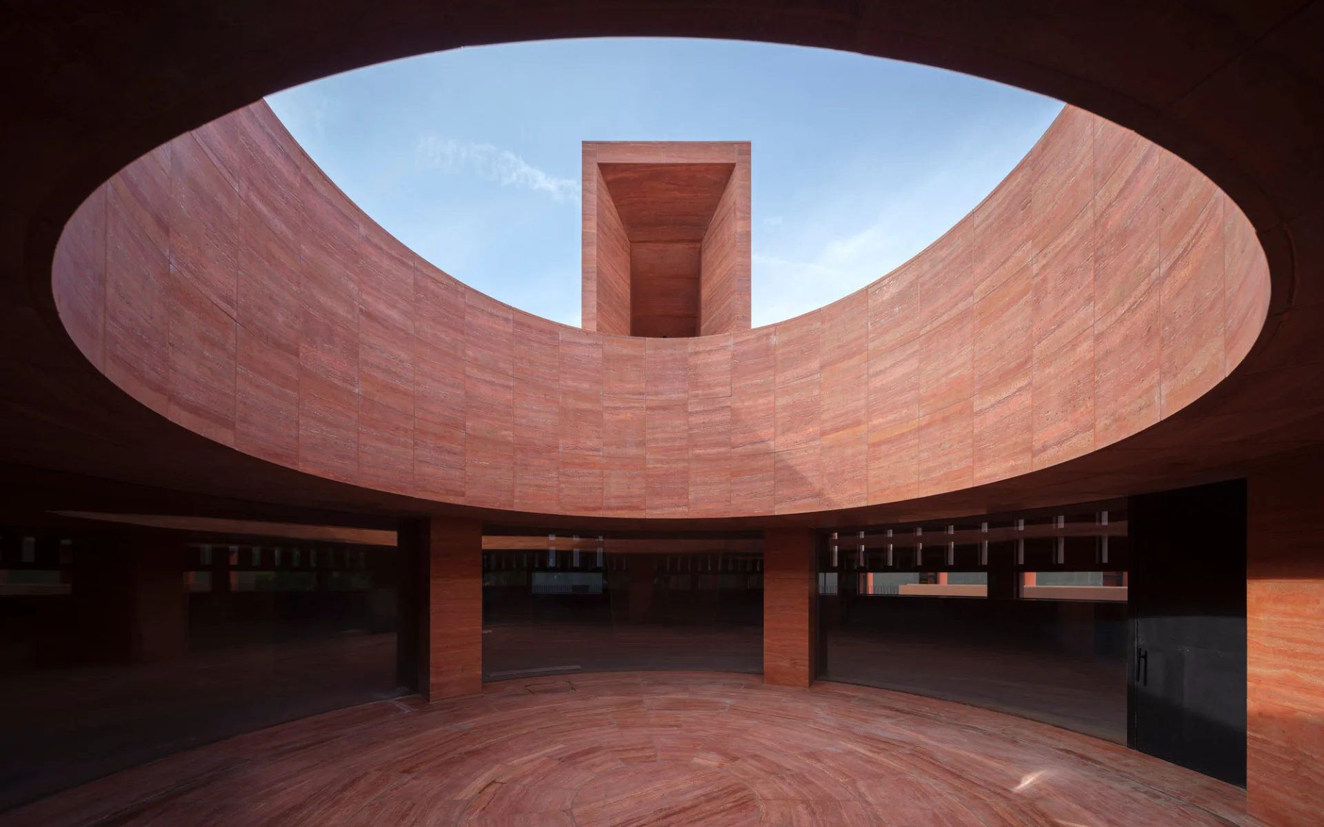 Der Museumseingang besteht aus rotem Travertin.