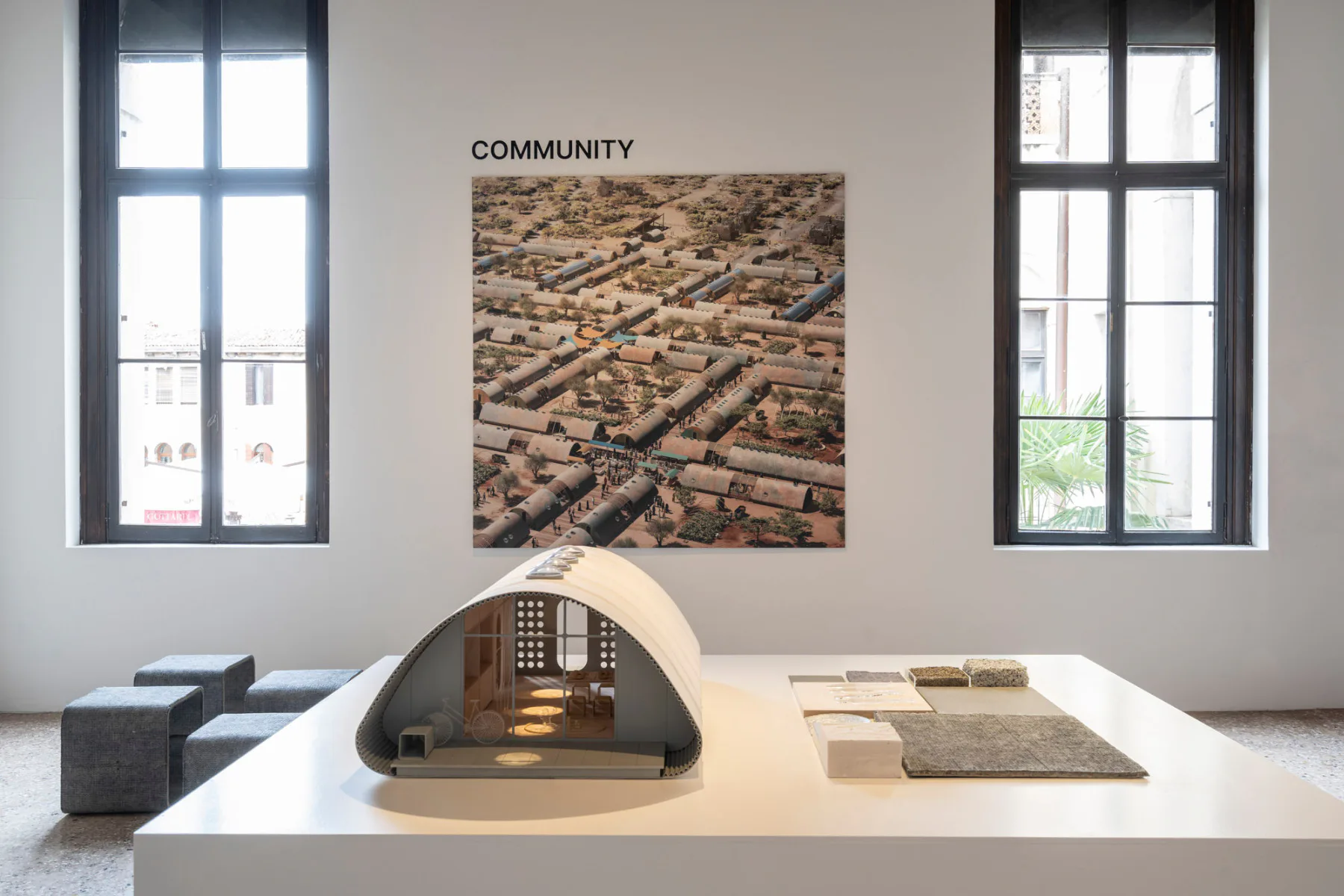 Die Ausstellung Time Space Existence Exhibtion im Palazzo Mora zeigt den Entstehungsprozess von Essential Homes.