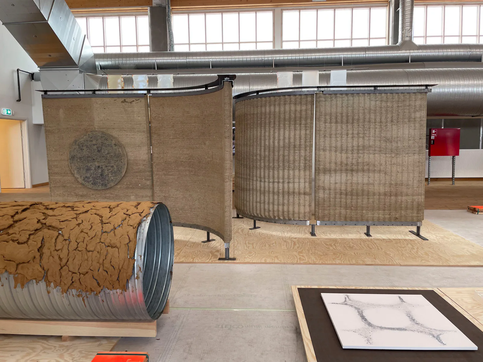 Die Teams haben sich Gedanken zu der Formgebung und Einbindung der Materialien in künftige Baukonstruktionen gemacht.