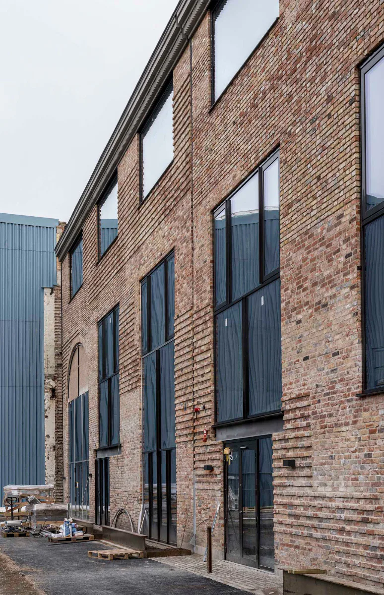 Die Ostfassade mit ihren großen Rechteckfenstern ist fast komplett neu – bis auf die patchworkartig strukturierte Vormauerung aus Abbruchziegeln die ihr historische Patina verleiht.
