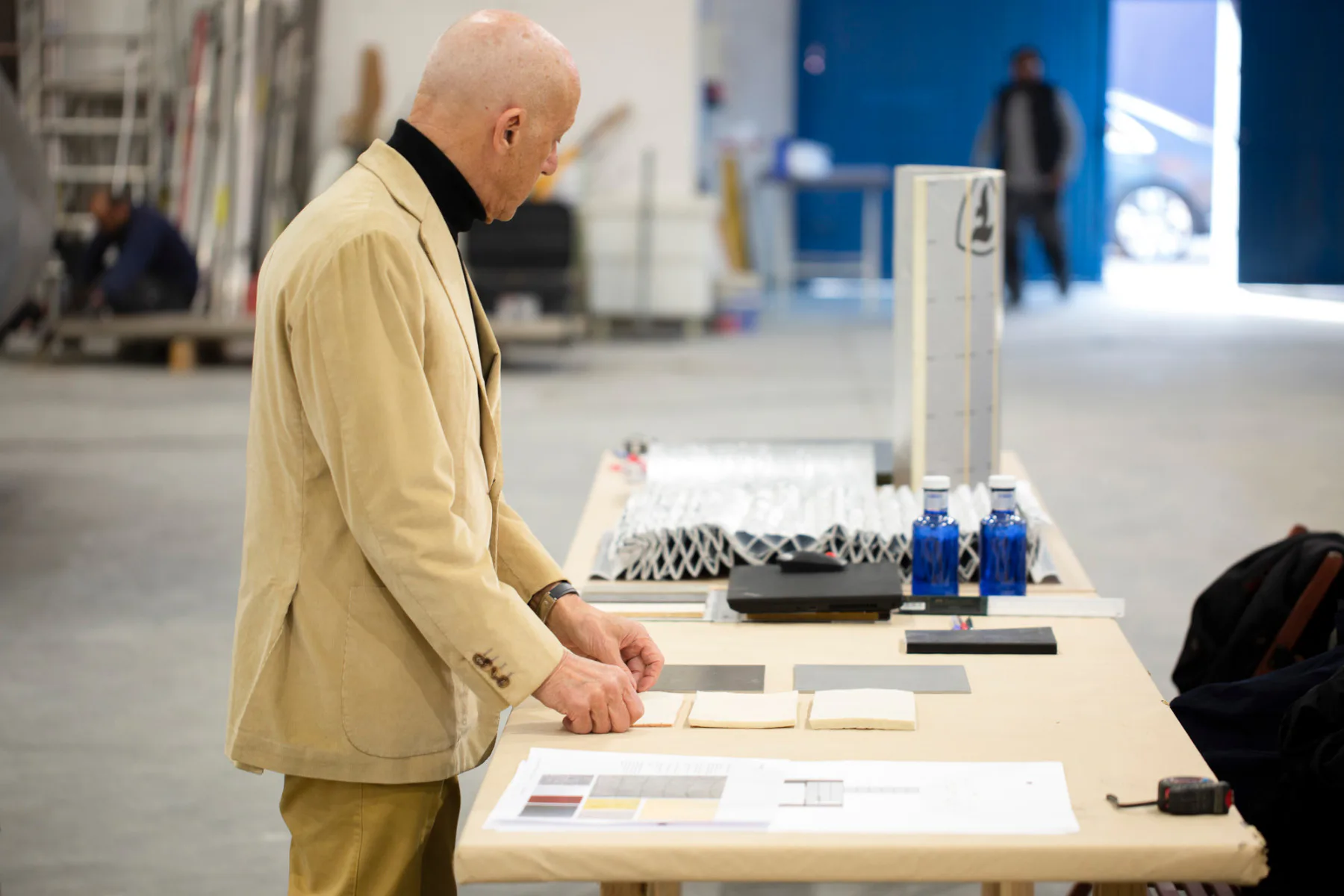 Norman Foster bei der Entwicklung des Prototyps Essential Homes