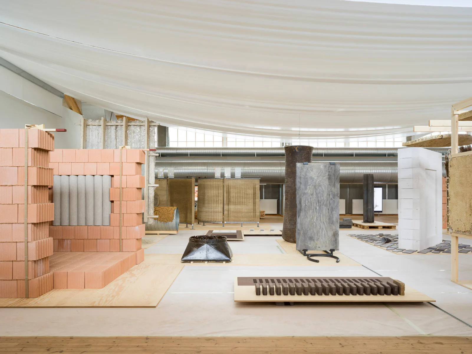 Die Ausstellung zeigt etablierte und neuartige Baumaterialien.