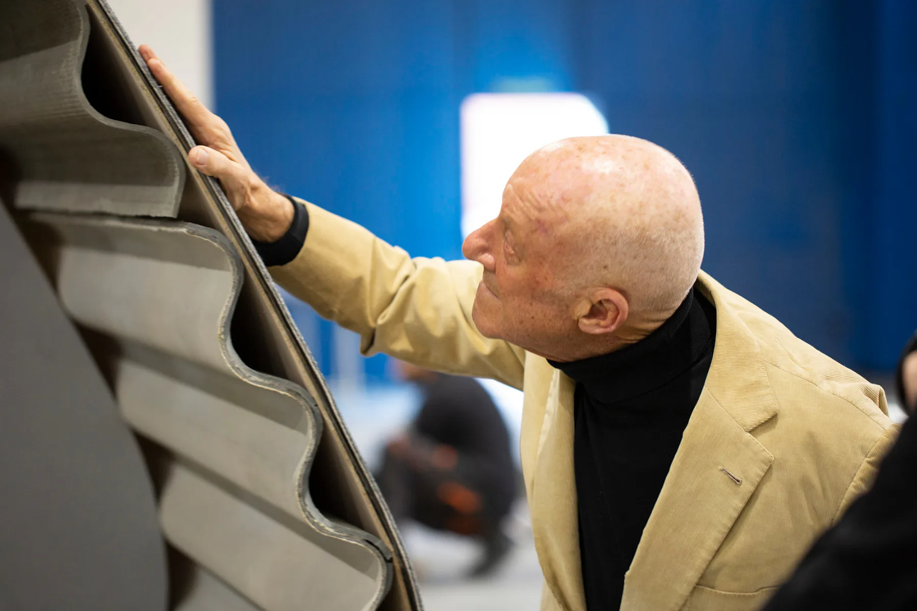 Norman Foster begutachtet den aktuellen Arbeitsentwurf.