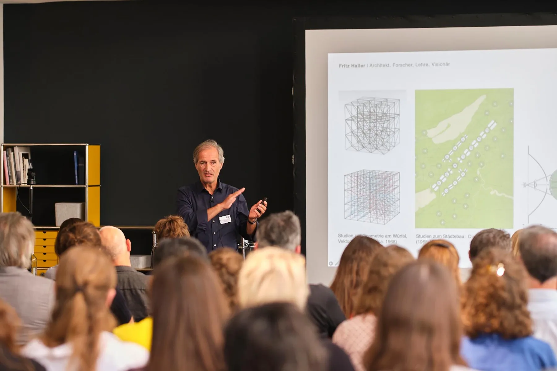 Dr. Thomas Dienes von USM erläuterte das Konzept des Baukastenprinzips bei USM.