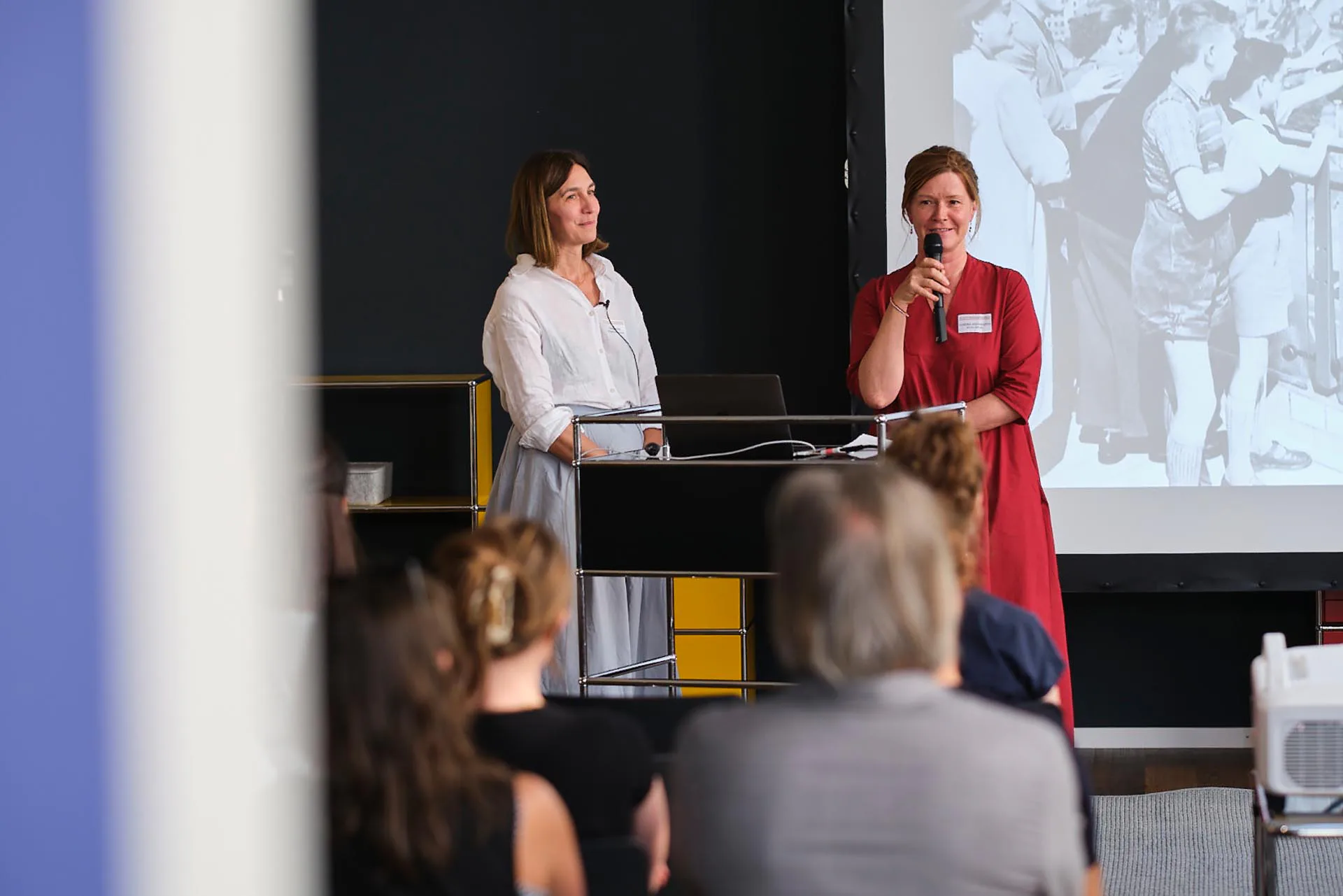 Referentin Hanne Rung (links) mit Moderatorin Sandra Hofmeister