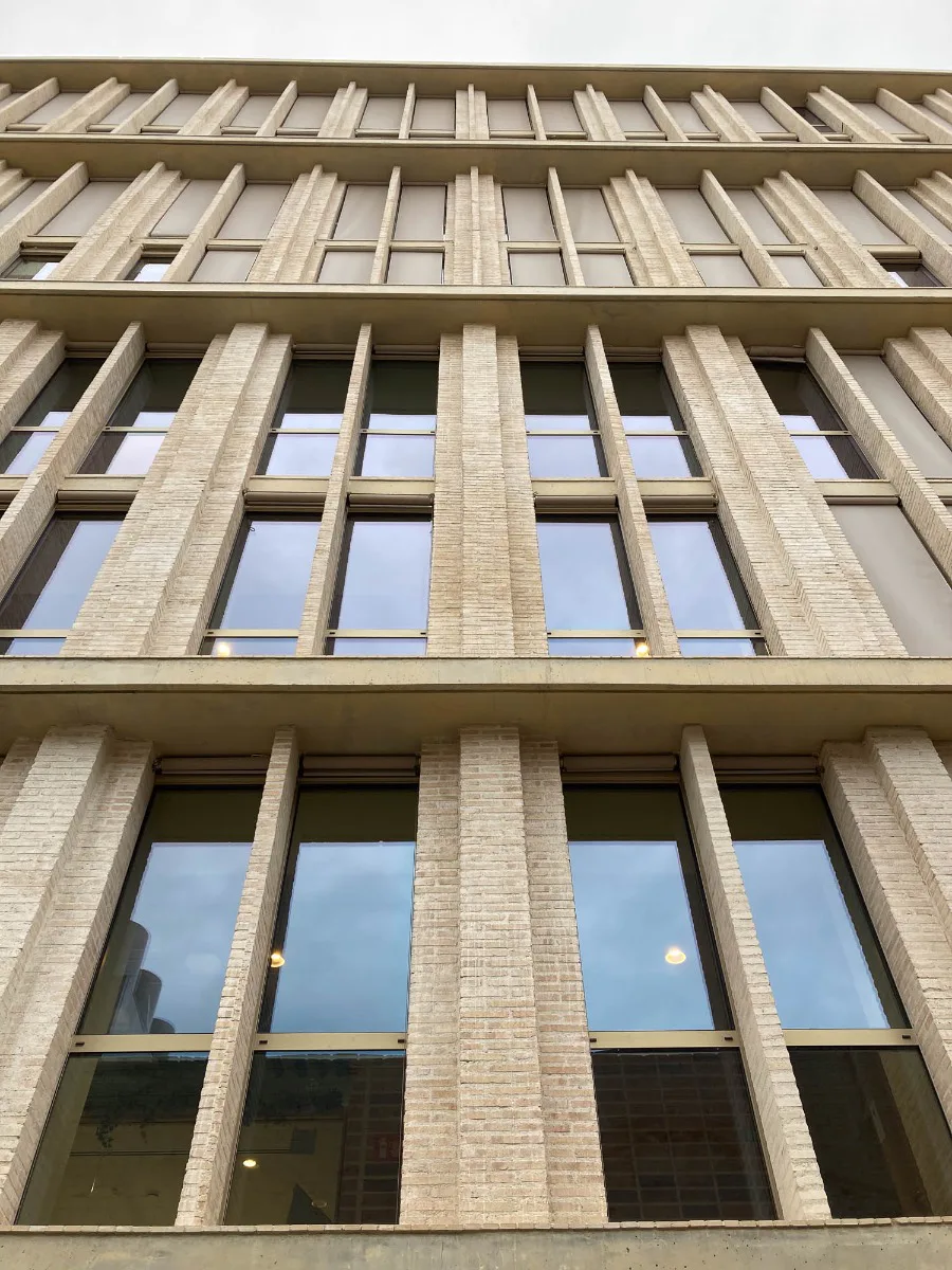 Die Straßenfassade folgt dem charakteristischen Stadtbauraster mit seinen 45°-Ecken.