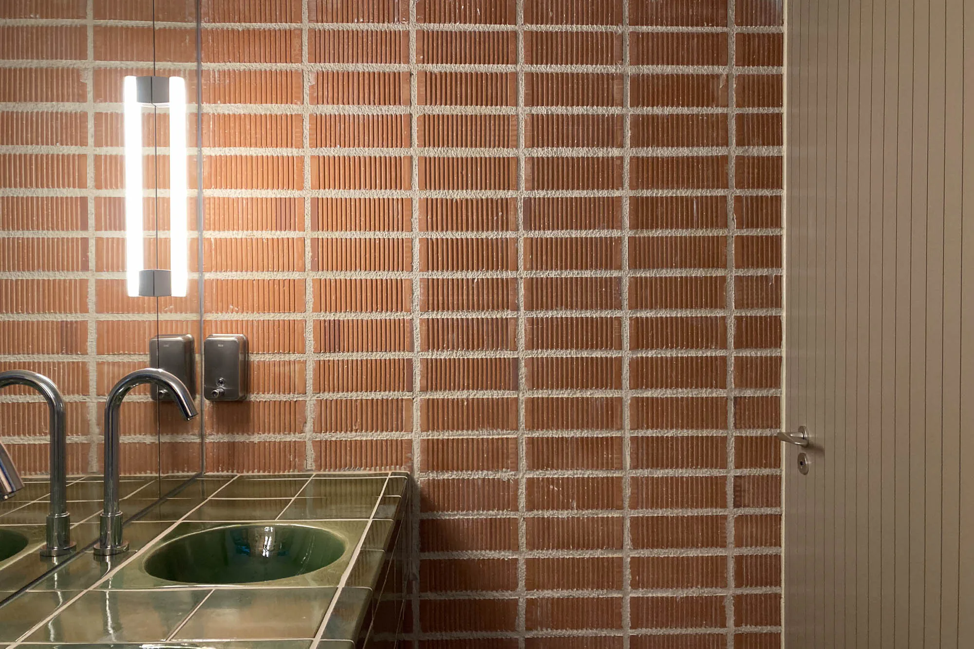 Toiletten und Waschräume sind mit Keramikfliesen gestaltet.