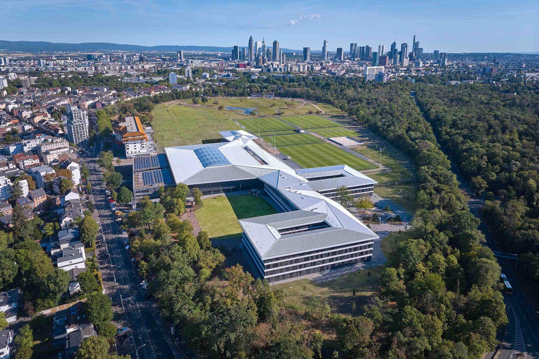 Neuer DFB-Campus in Frankfurt von Kadawittfeldarchitektur