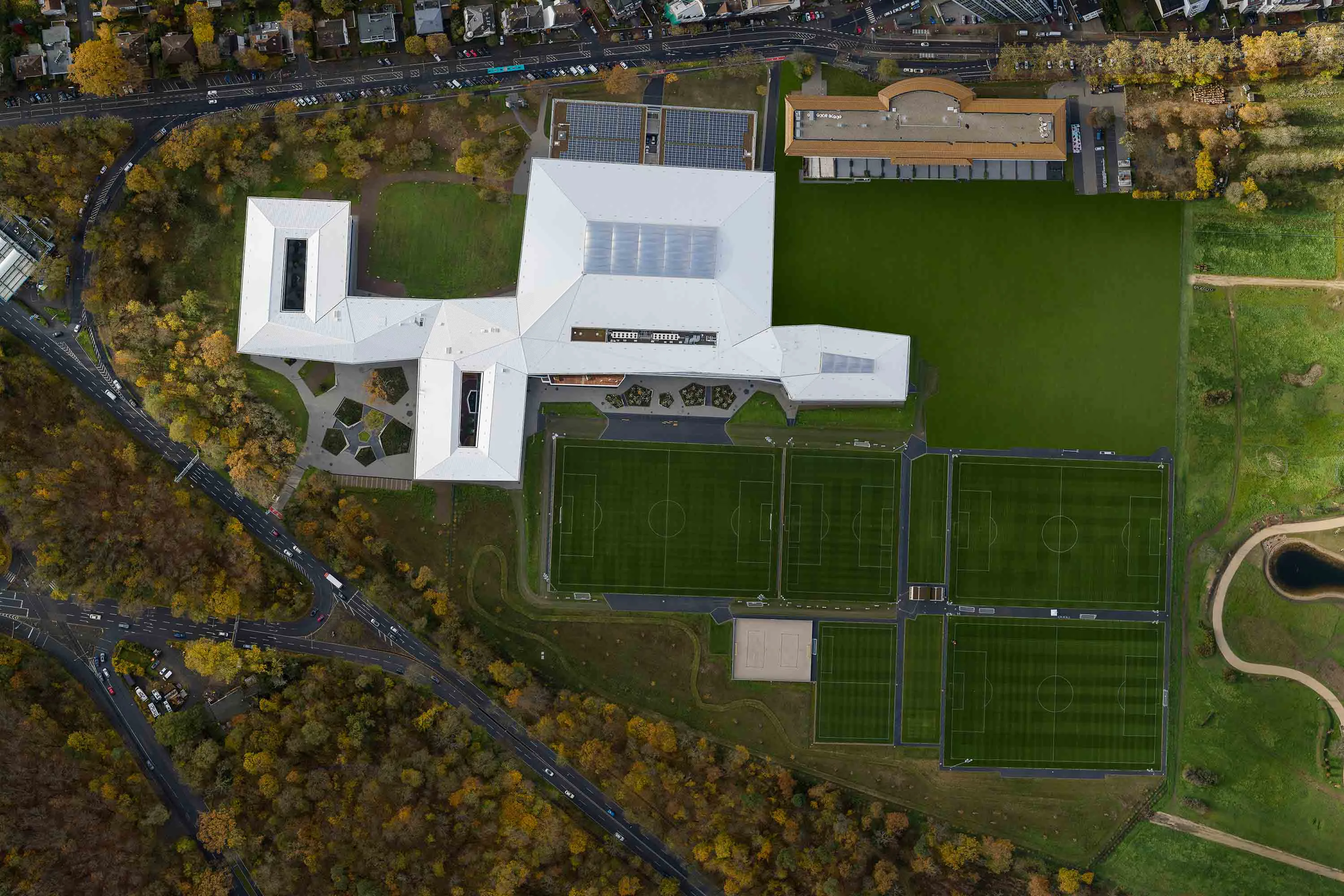 Der Neubaukomplex der neuen Zentrale des Deutschen Fußball Bundes liegt zentrumsnah und doch im Grünen.