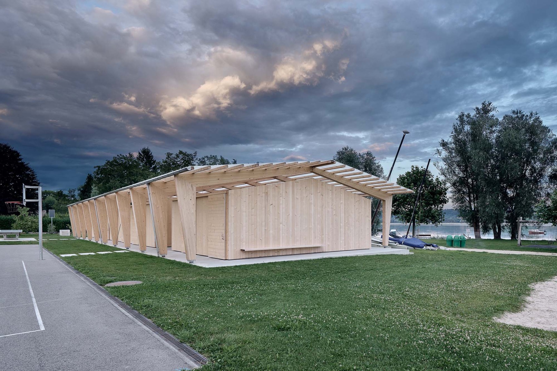 Pavillon aus Holz von Atelier Pulver Architectes