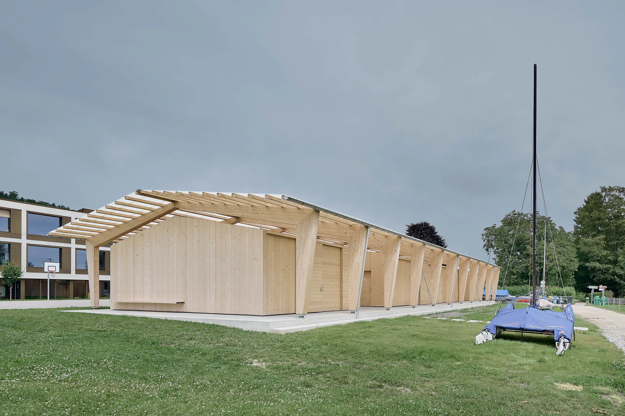Das Wassersportzentrum ist ein kompakter Neubau in Holzbauweise.