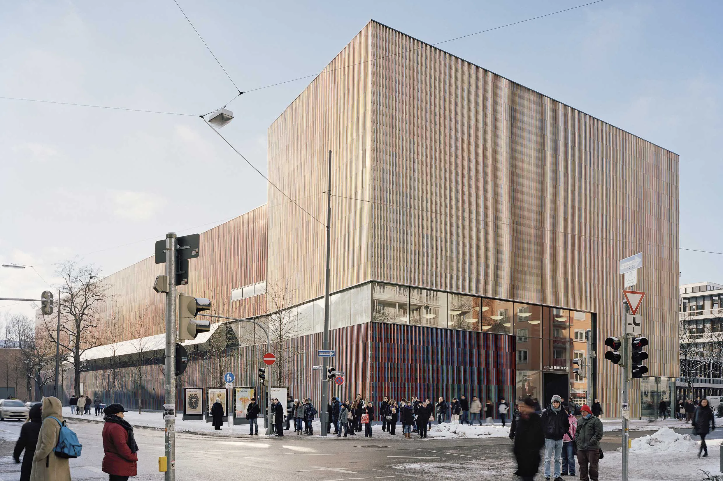 Das Museum Brandhorst in München ziert eine Fassade aus verschiedenfarbig glasierten Keramikstäben.