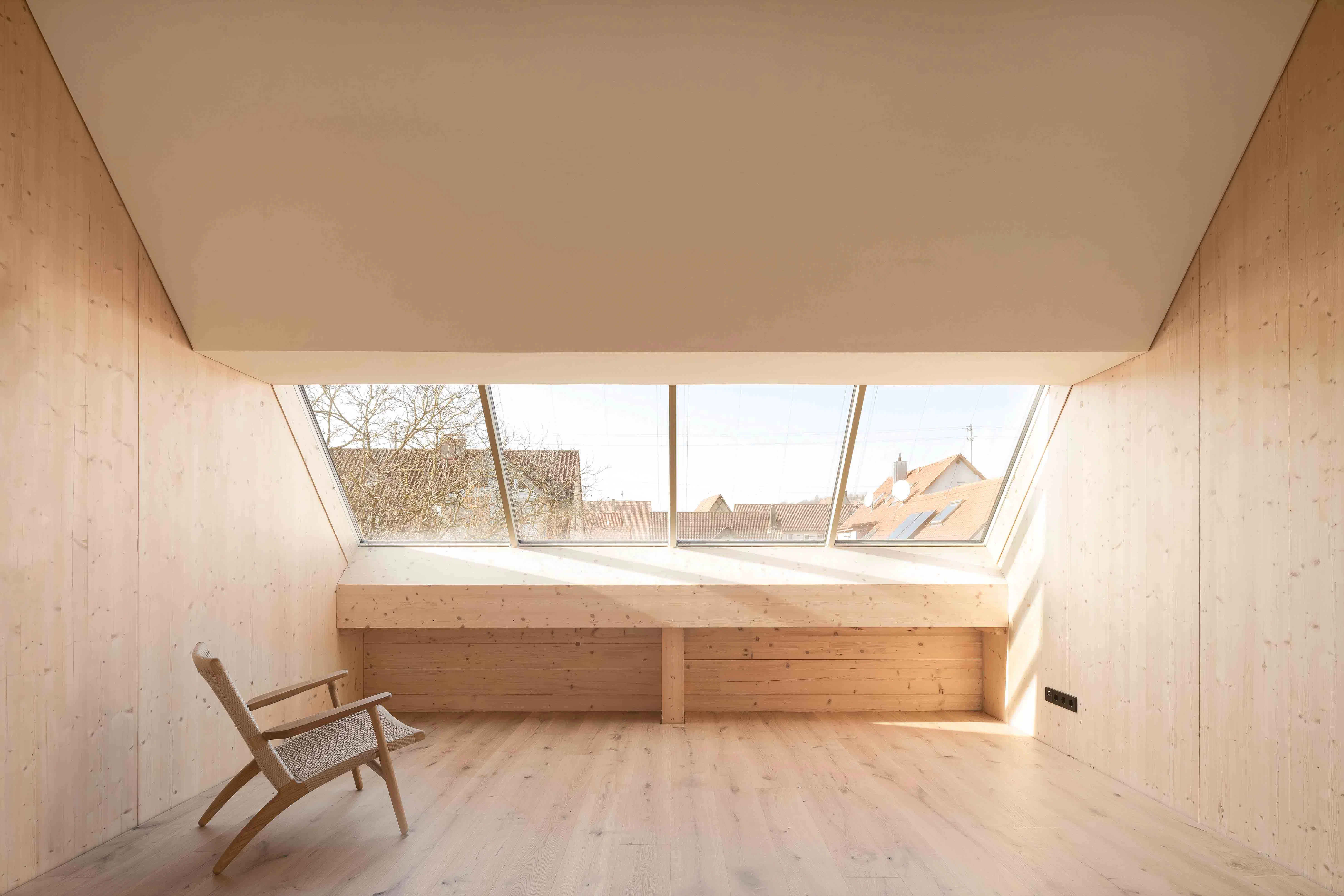 Große Fenster bringen Tageslicht ins Dachgeschoss.