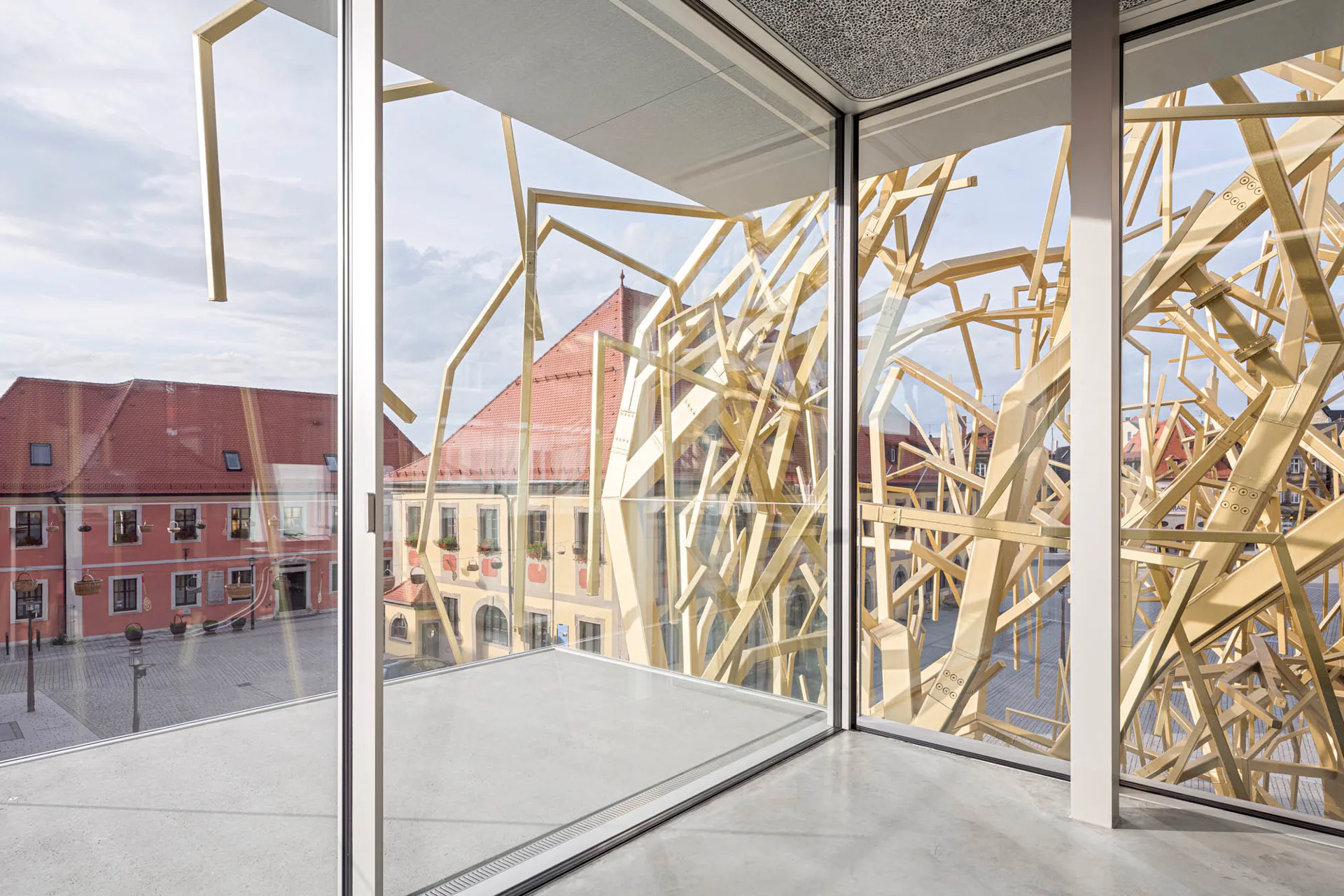 Blick durch die Glasfassade auf den Marktplatz von Lichtenfels.