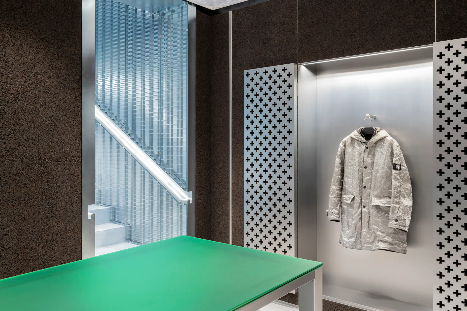 Digitale Displays und Naturmaterialien sind omnipräsent im Ladenkonzept von OMA / AMO für Stone Island in München.