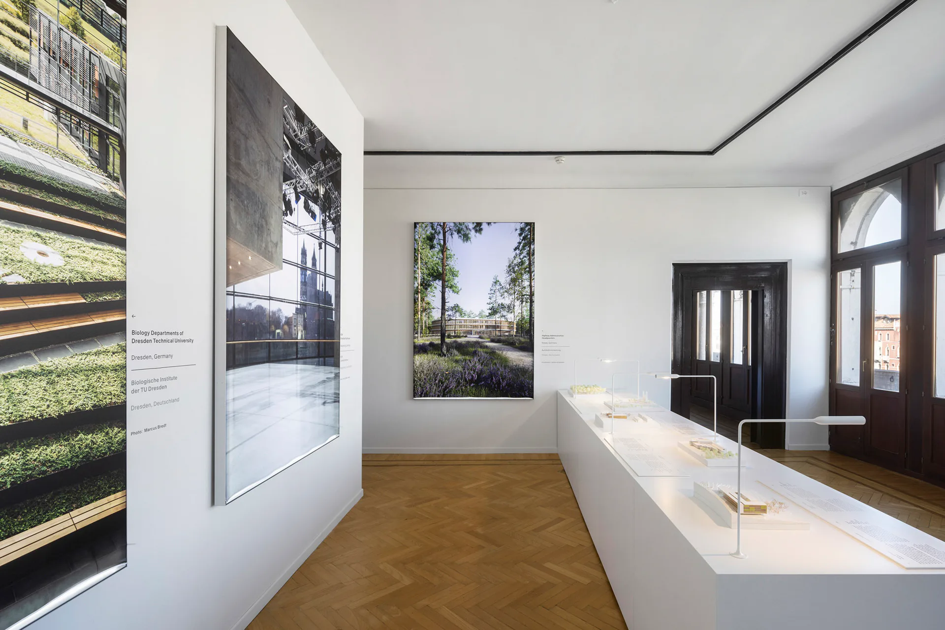 Die Ausstellung zeigt Architekturmodelle und Fotografien.