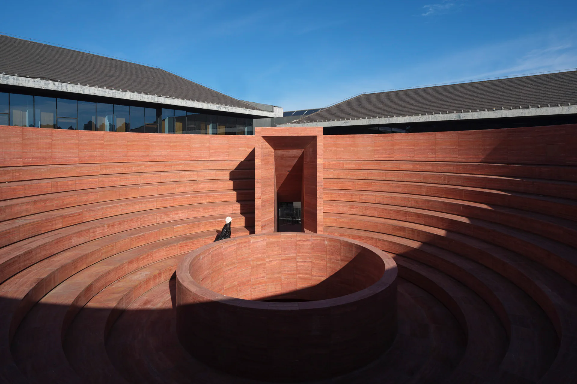 Die Dachterrasse hat die Form eines Amphitheaters.
