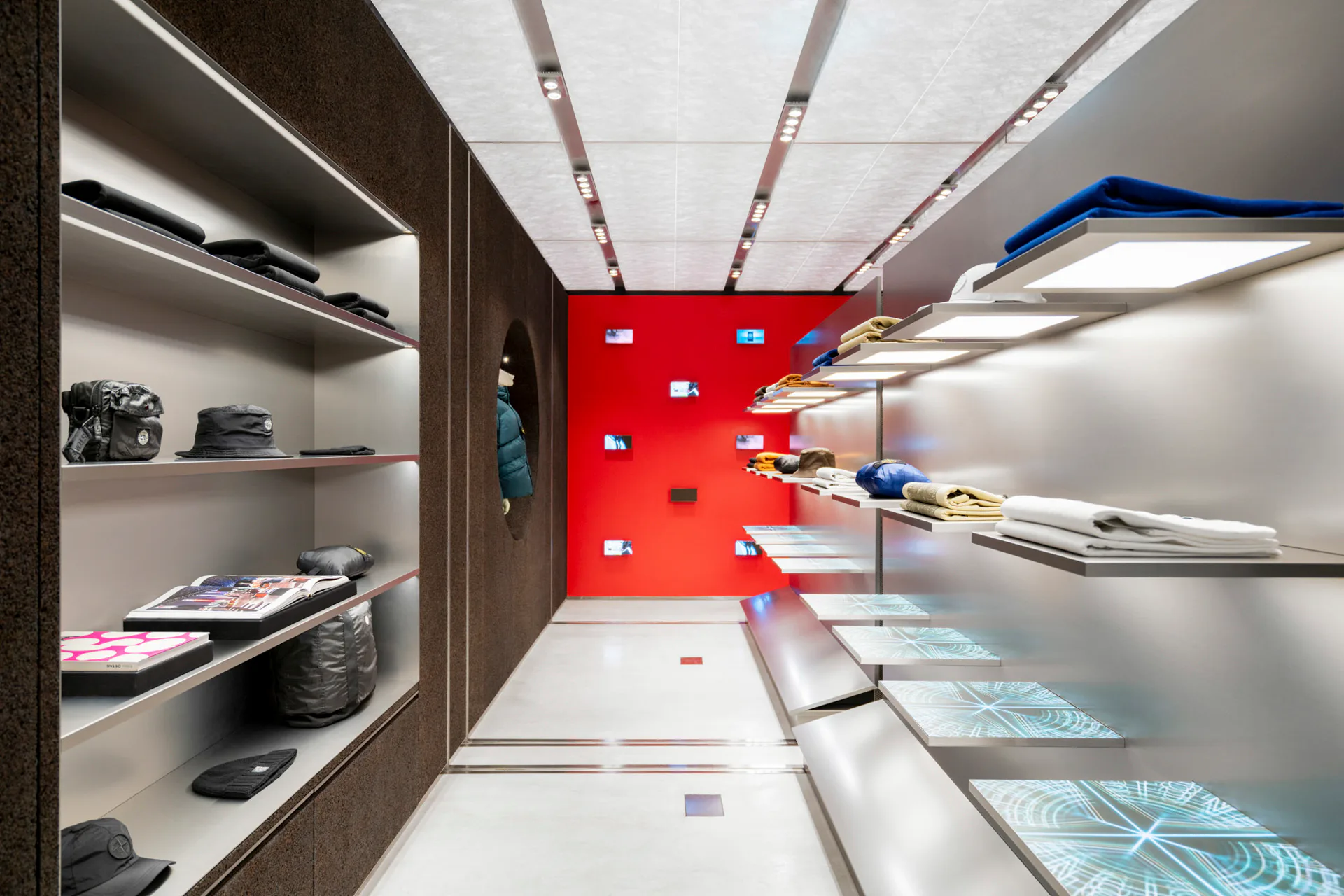 Kleine Screens an der roten Wand aus Kunstharz