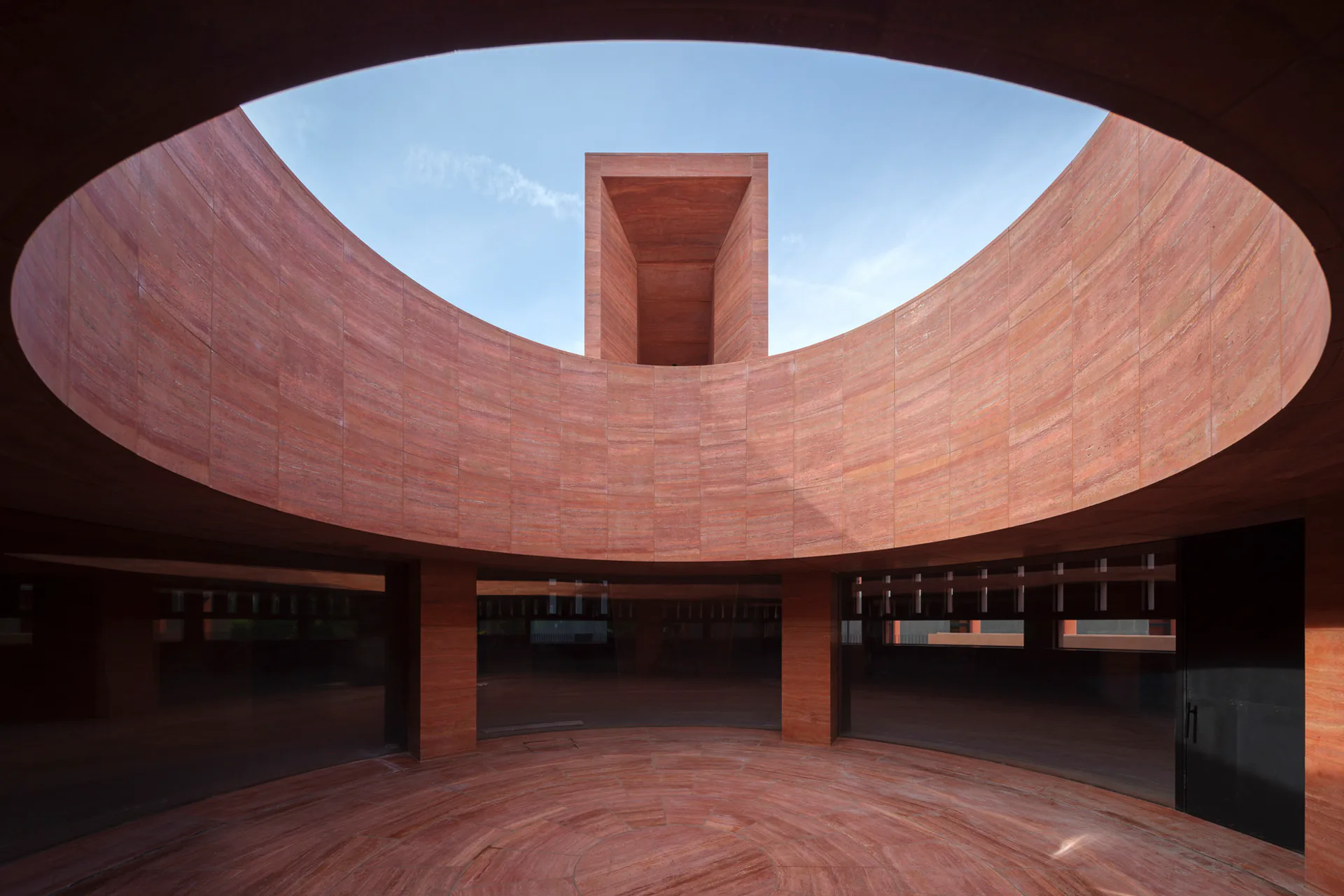 Der Museumseingang besteht aus rotem Travertin.