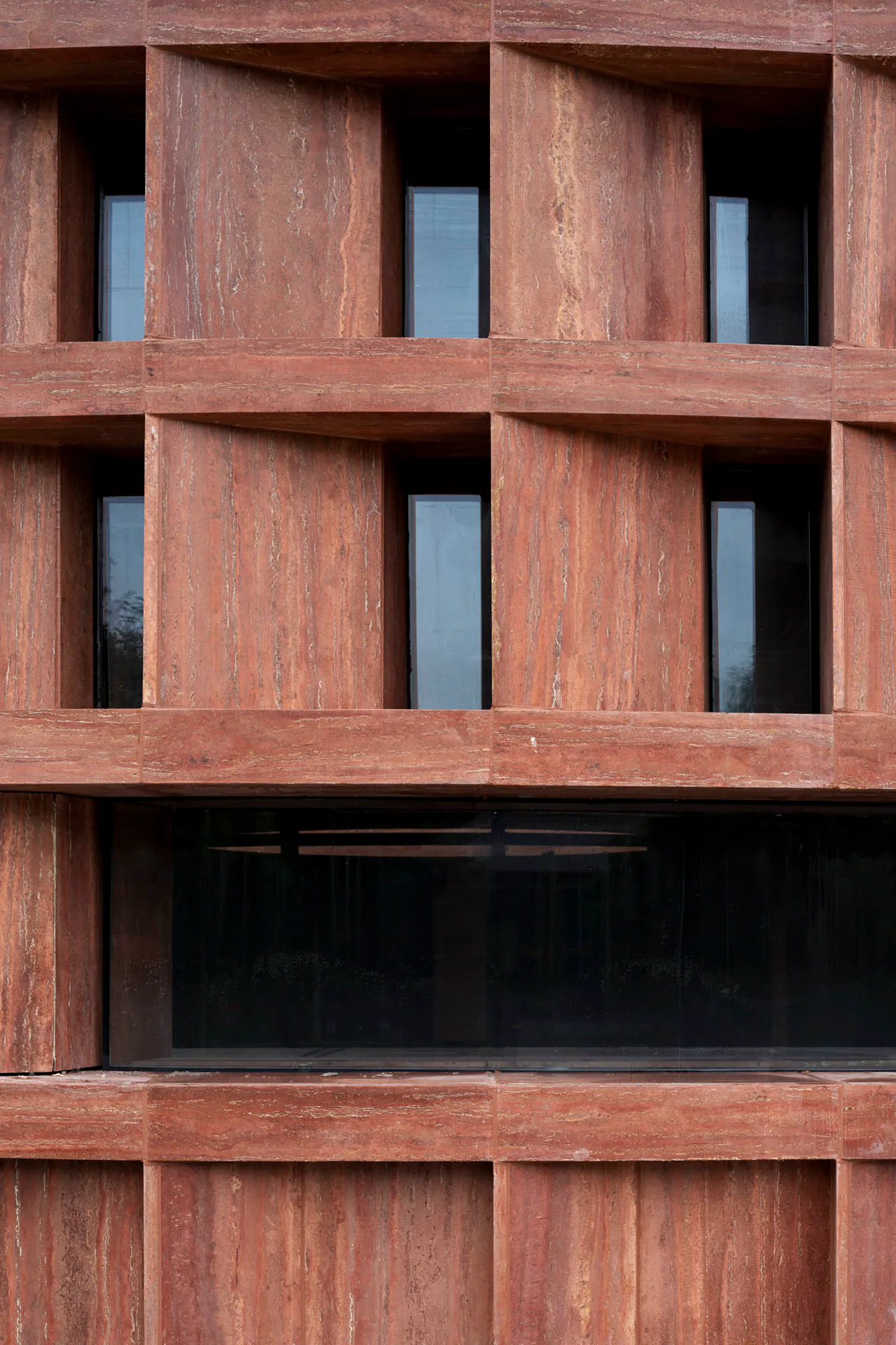 Detail des roten Travertin