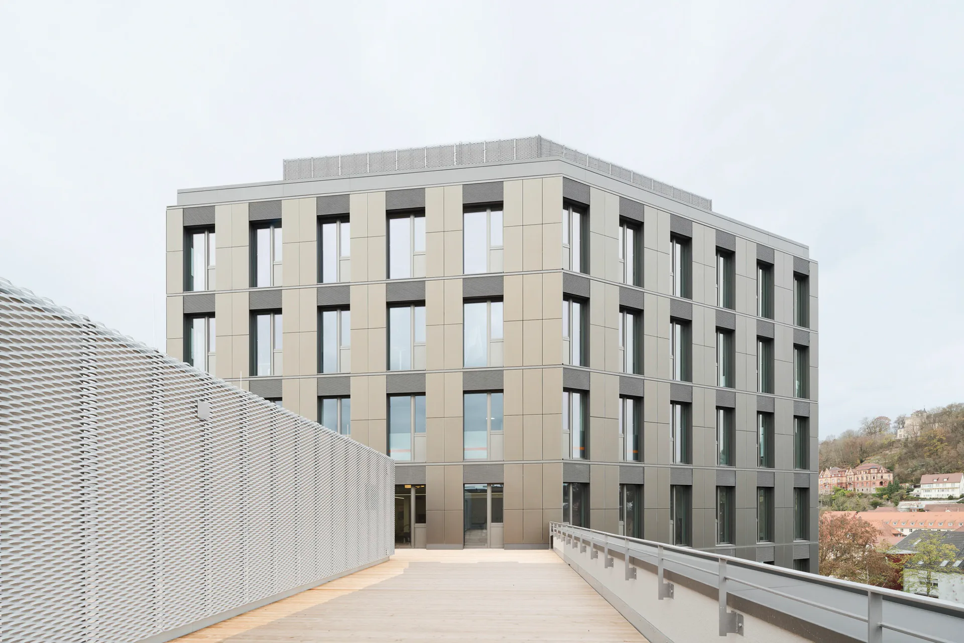 In die Fassadenverkleidung sind insgesamt 634 Solarmodule integriert.