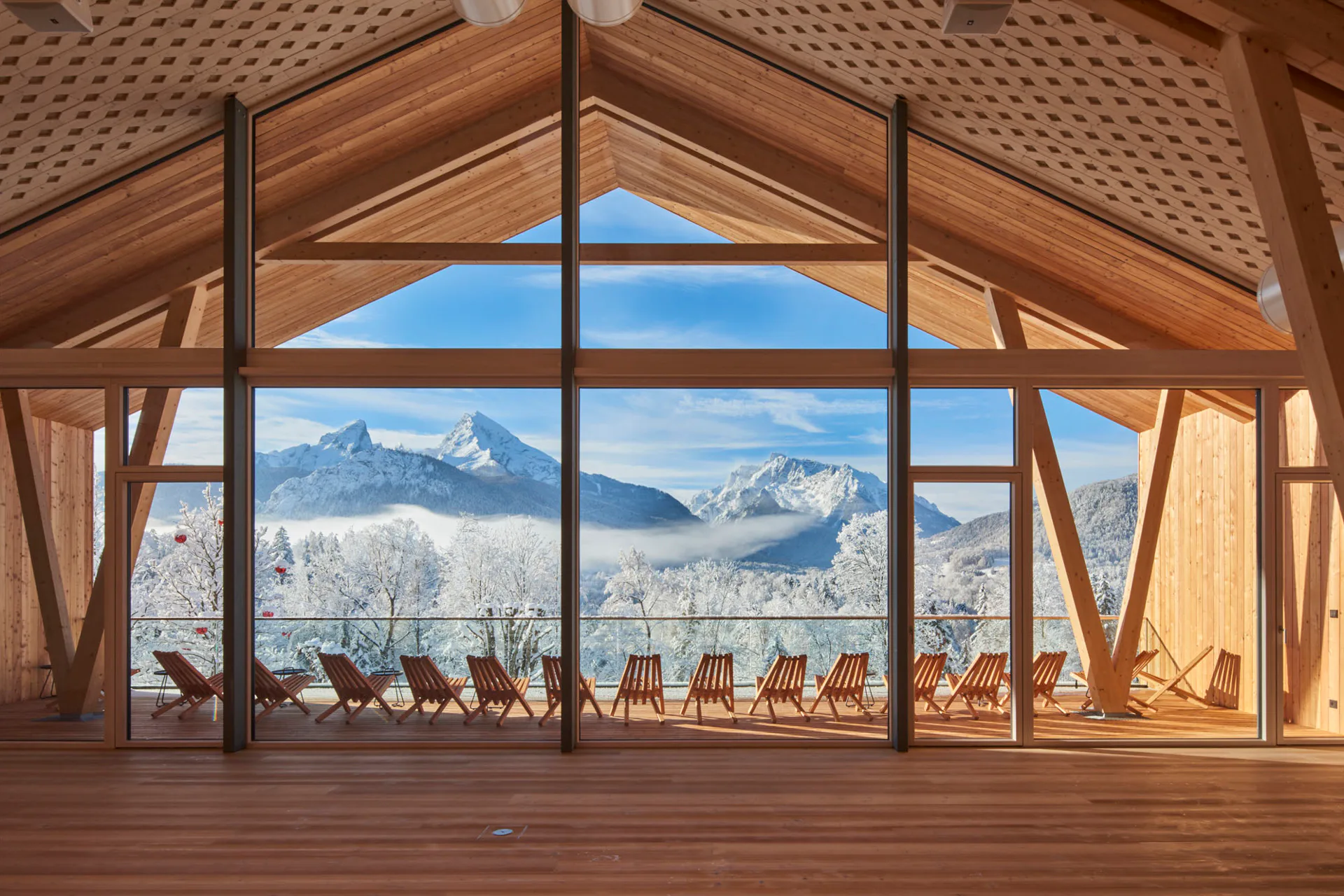 Balkon mit Ausblick auf das umliegende Bergmassiv