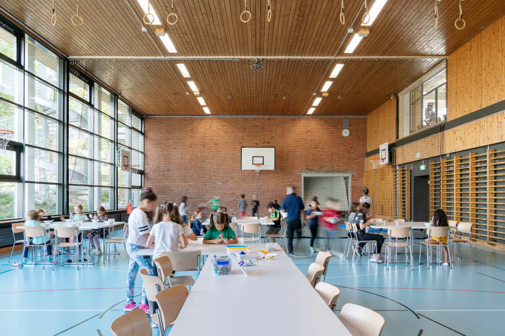 Eine neue Halle dient als multifunktionaler Ess- und Bewegungsraum.