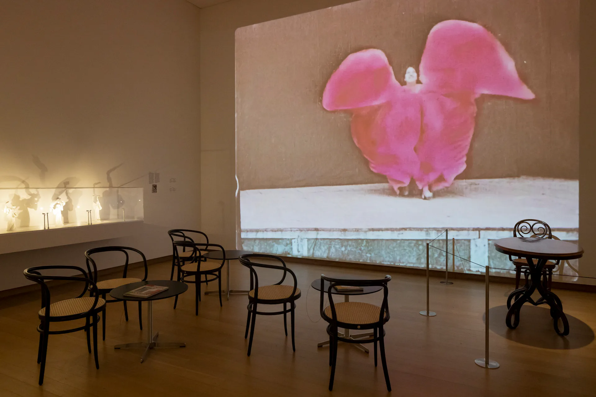 Im Theaterraum der Ausstellung finden sich Möbel aus der aktuellen Kollektion von Thonet.